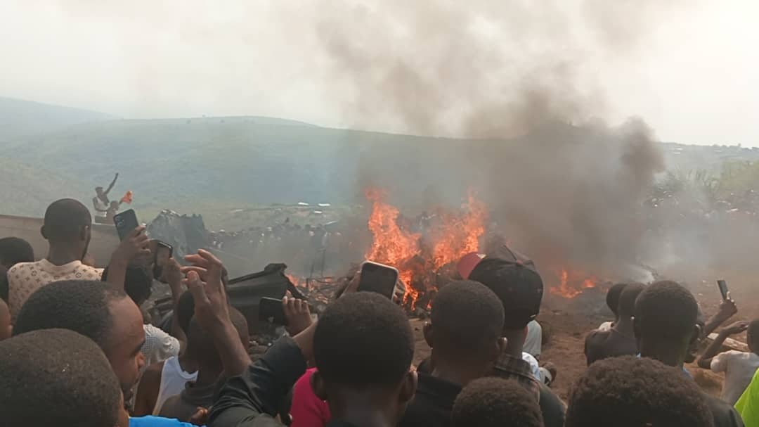 acprdcongo's tweet photo. Urgent ! Treize (13) personnes ont péri dans un crash d'un petit porteur, vendredi, près de la ville de Kenge, 200 kms à l'est de #Kinshasa, a indiqué à l'ACP Jean Pierre Negidi, commissaire urbain de #Kenge. https://t.co/TtUxR0tb4f