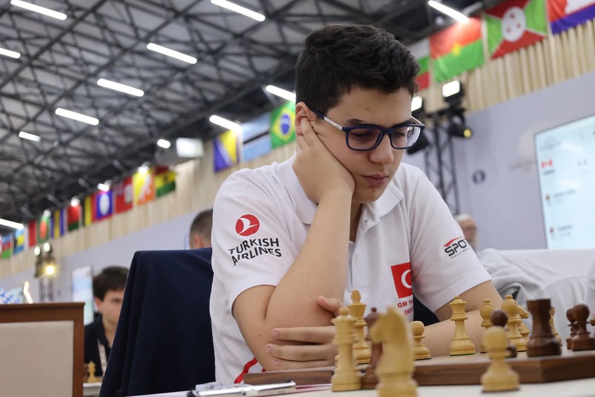 tsfresmi's tweet photo. Yağız Kaan Erdoğmuş, FIDE Excellence Awards’ta “Yılın Çıkış Yapan Sporcusu” Ödülünün Sahibi Oldu👏🏻🇹🇷

FIDE tarafından ilk kez düzenlenen FIDE Excellence Awards’ta milli sporcumuz GM Yağız Kaan Erdoğmuş, “Best Breakthrough (Rookie of the Year)” ödülüne layık görüldü.

Satranç dünyasında son iki yılın en başarılı isim, organizasyon ve projelerini ödüllendiren FIDE Excellence Awards’ta Yağız Kaan Erdoğmuş, uluslararası alanda elde ettiği başarılı performansıyla “Yılın Çıkış Yapan Sporcusu” ödülünün sahibi oldu.

Milli sporcumuzu bu önemli başarısından dolayı tebrik ediyor, başarılarının devamını diliyoruz.👏🏻