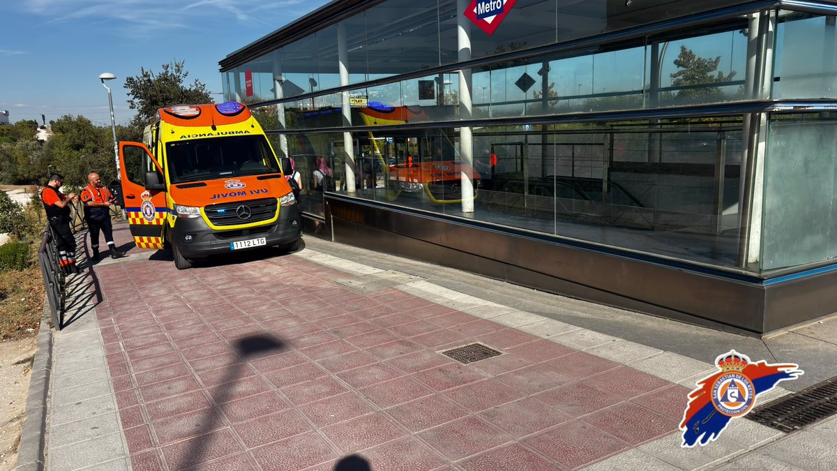 ProteSanse's tweet photo. 🚑 Acudimos a las escaleras mecánicas del Metro Infanta Sofía tras la caída de una persona.

🩺 Tras la valoración, realizamos su traslado al Hospital Infanta Sofía para valoración facultativa.

Seguimos operativos. 💪

📞 Ante cualquier emergencia, 112.
#ProteSanse https://t.co/kRnez4uIEk