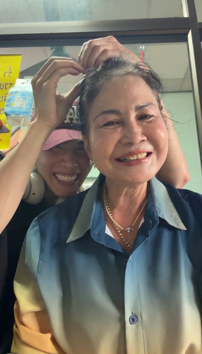 Auralisfan's tweet photo. Happy Mid-Autumn Festival Boom and his beloved mother!😍🌕🤍
I hope you and your family have a wonderful day filled with love, peace, and lots of sweet mooncakes. I was so happy when I saw you and your mother's beautiful face with their bright smiles.🥮✨ @bxxm_rvw
#BXXMRVW https://t.co/K3Mz13wij0