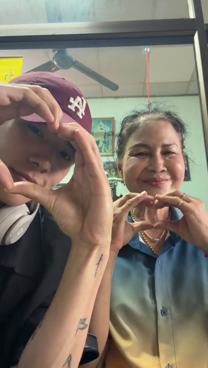 Auralisfan's tweet photo. Happy Mid-Autumn Festival Boom and his beloved mother!😍🌕🤍
I hope you and your family have a wonderful day filled with love, peace, and lots of sweet mooncakes. I was so happy when I saw you and your mother's beautiful face with their bright smiles.🥮✨ @bxxm_rvw
#BXXMRVW https://t.co/K3Mz13wij0