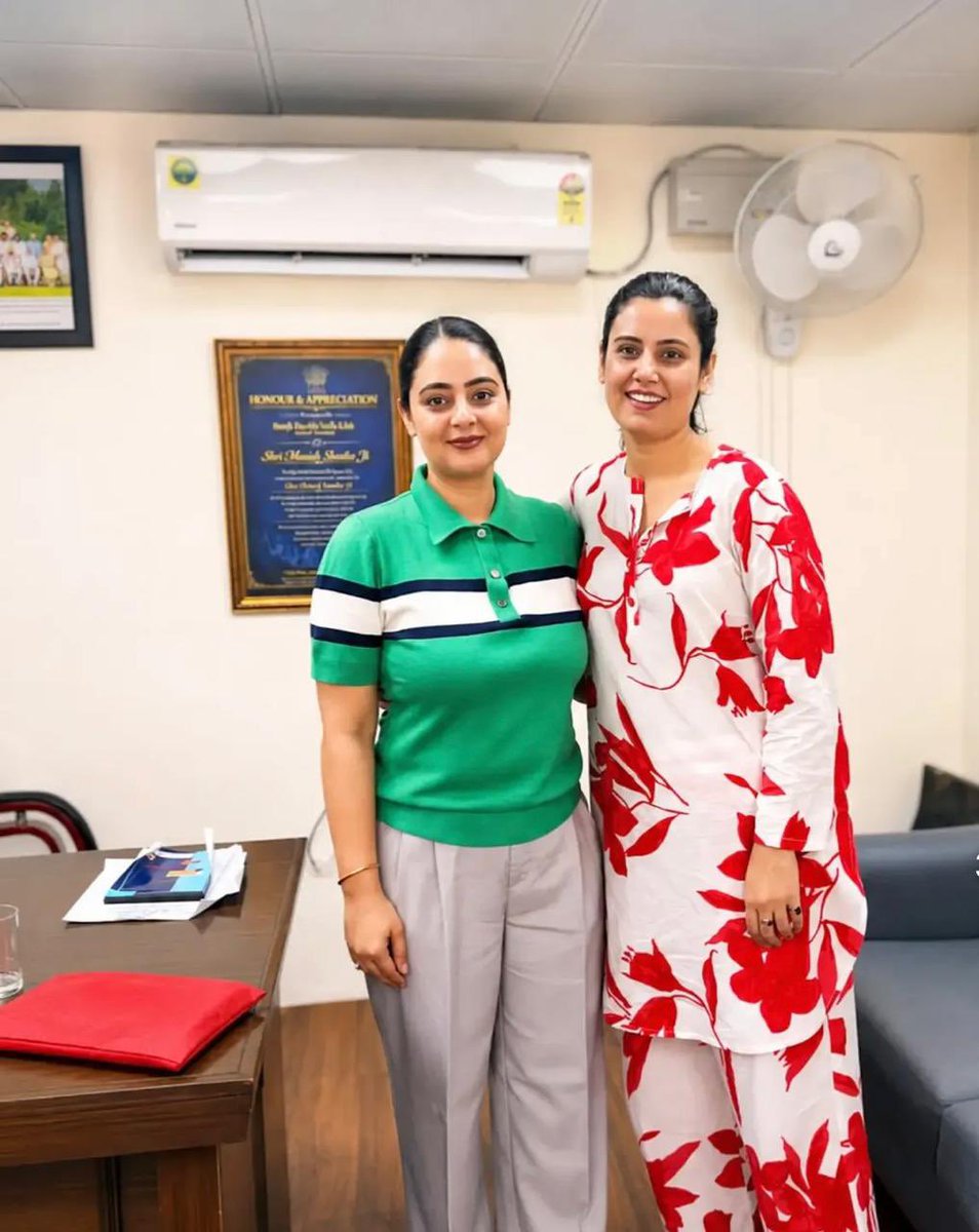 SukhpalKhaira's tweet photo. आज आपके और सिसोदिया के संदर्भ में किए गए महज़ एक संक्षिप्त उल्लेख से आप इतनी बौखला क्यों गईं, मैडम?

आपकी असंसदीय और अभद्र भाषा आपकी खराब परवरिश को स्पष्ट रूप से दर्शाती है!

मैं अपने इस आरोप को फिर दोहराता हूँ कि आप चंडीगढ़ के सेक्टर 39 स्थित मंत्री आवास नंबर 960 में रह रही हैं, जो मंत्री डॉ. रवजोत को आवंटित किया गया था, लेकिन अब उस पर मनीष सिसोदिया का कथित रूप से अवैध कब्ज़ा है।

आपने स्वयं स्वीकार किया है कि आप मकान नंबर 959 में रहती हैं, जबकि अपनी बौखलाहट में आपने मकान नंबर 961 दिखा दिया, जो स्वास्थ्य मंत्री डॉ. बलबीर सिंह को आवंटित है।

आपने अपने बुज़ुर्ग माता-पिता के दिल का इलाज करवाने की बात की। लेकिन डॉ. बलबीर सिंह तो आंखों के विशेषज्ञ हैं। फिर आप अपने माता-पिता के दिल का इलाज दिल्ली के उन विश्वस्तरीय अस्पतालों में क्यों नहीं करवातीं, जिन्हें आपके सुप्रीमो केजरीवाल ने बनवाया था, बजाय इसके कि किसी मंत्री के सरकारी आवास का इस्तेमाल करें?

और क्या आप सिसोदिया के पंजाब में प्रभाव के कारण मुझे जेल भेजने की धमकी दे रही हैं? अगर ऐसा है तो सिसोदिया खुद स्पष्ट करें कि उनका इस मामले में क्या प्रभाव या भूमिका है?

अंत में, मैं ऐसा व्यक्ति नहीं हूँ जो उस व्यक्ति से डर जाए जो अपने ही घर में नहीं रह सकती और अपने बुज़ुर्ग माता-पिता का इलाज भी अपने खर्चे पर नहीं करवा सकती-खैहरा

@GayatriBishnoi_ @msisodia @INCIndia @INCPunjab @IYC @IYCPunjab @SachinPilot