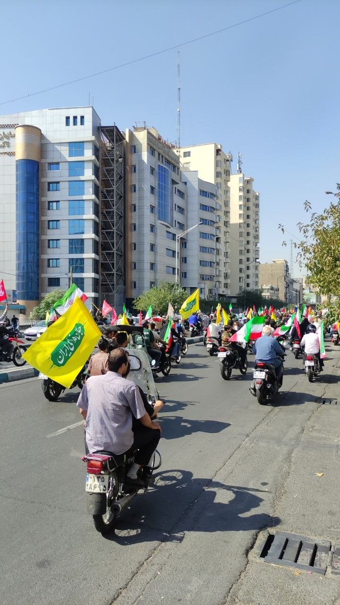 Hesamlspb's tweet photo. 💚 پدری با موتور شخصی‌اش آمده، پسر کوچکش پشت سرش نشسته.
   پرچم کوچکی در دست کودک است. این یعنی نسل‌به‌نسل.

   #رزمایش_40هزار_موتورسوار_جانفدا https://t.co/5bkc2QuCWv