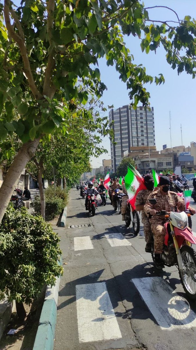 Hesamlspb's tweet photo. 💚 پدری با موتور شخصی‌اش آمده، پسر کوچکش پشت سرش نشسته.
   پرچم کوچکی در دست کودک است. این یعنی نسل‌به‌نسل.

   #رزمایش_40هزار_موتورسوار_جانفدا https://t.co/5bkc2QuCWv