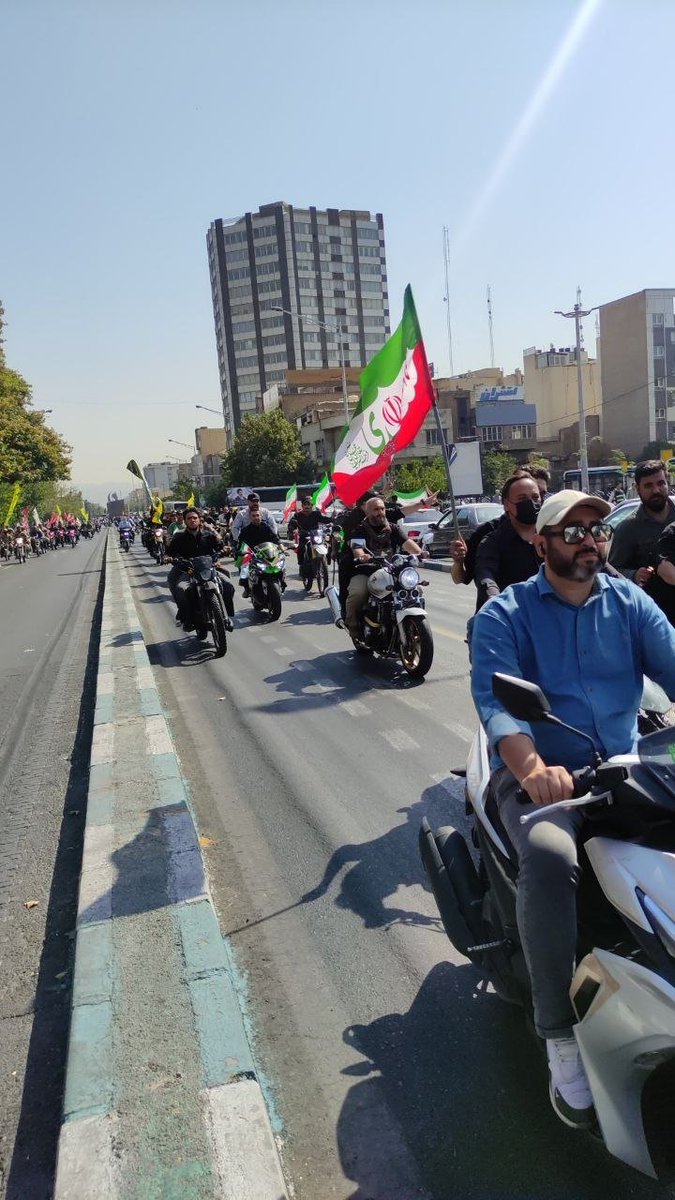 Hesamlspb's tweet photo. 💚 پدری با موتور شخصی‌اش آمده، پسر کوچکش پشت سرش نشسته.
   پرچم کوچکی در دست کودک است. این یعنی نسل‌به‌نسل.

   #رزمایش_40هزار_موتورسوار_جانفدا https://t.co/5bkc2QuCWv