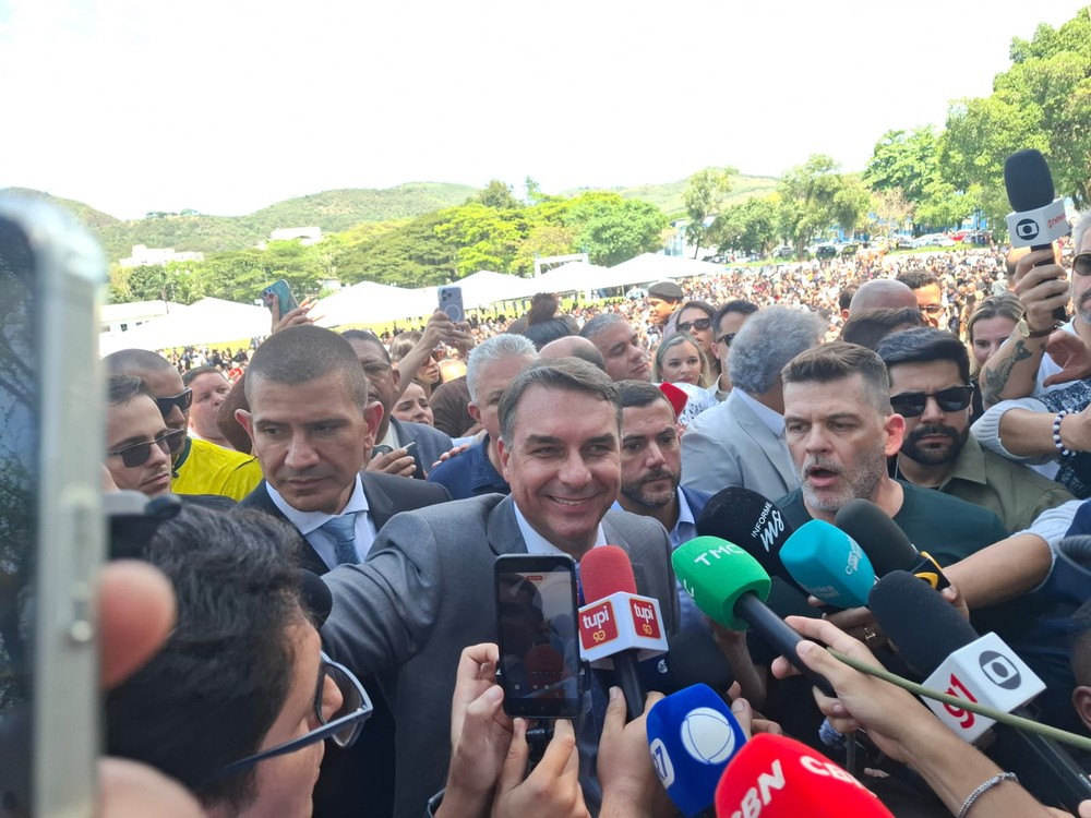 g1's tweet photo. Flávio Bolsonaro diz que, se eleito, vai proibir  'jogo do tigrinho' e cassino online https://t.co/iezGXAXjWk https://t.co/7mtQmwaG9A