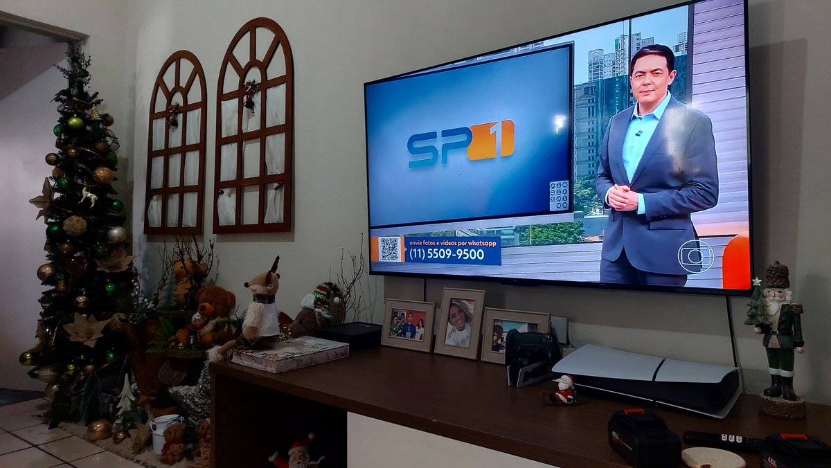 BelaPalestrina's tweet photo. Allan eu já tenho um bosque na sala.. e a casa toda já canta o Natal.. #Sp1 #SPTV https://t.co/SjkQUHHTZq
