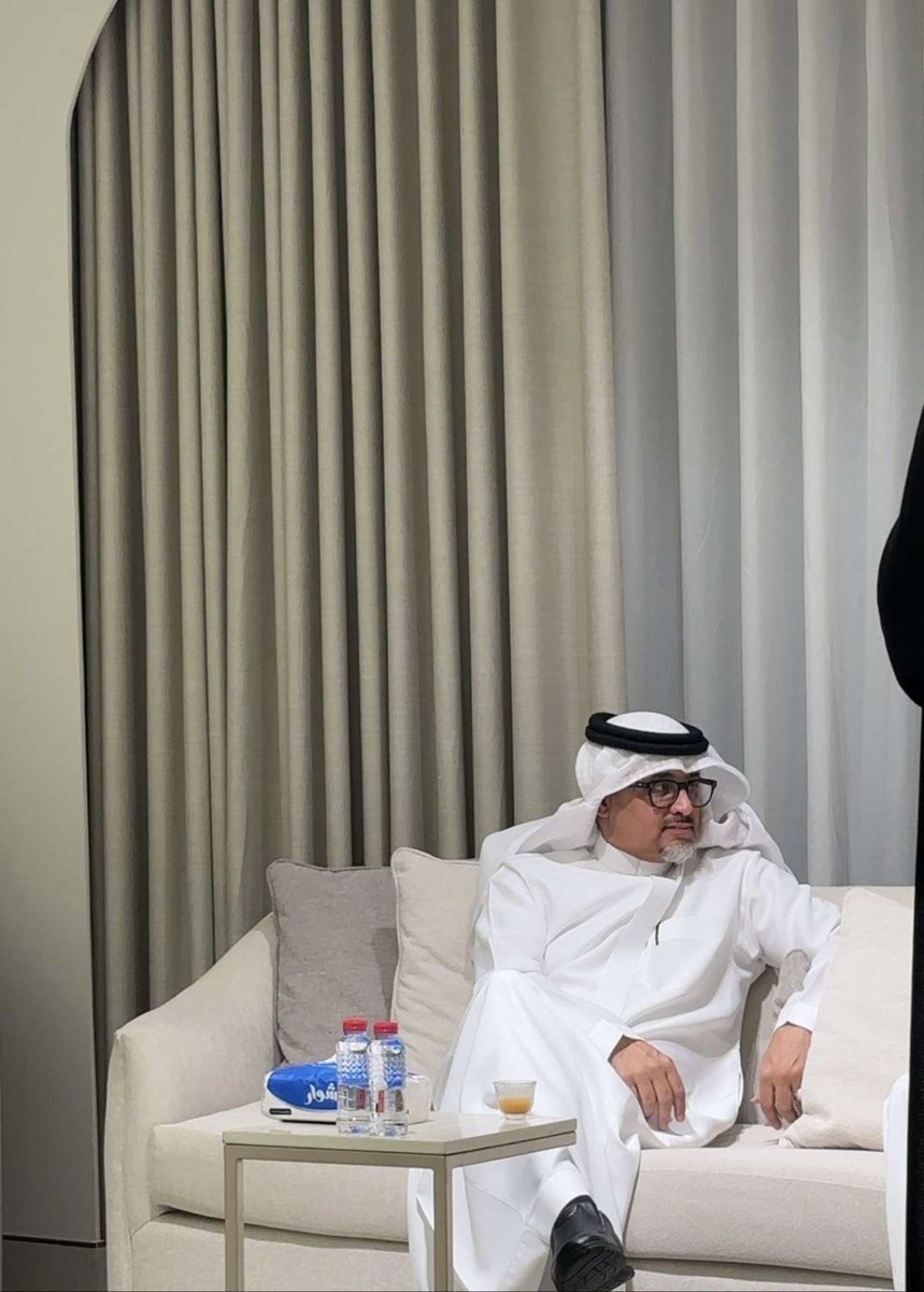 lZ_0M's tweet photo. يابوي لك وجه الرضا مرخصٍ ماه
 وارخصت لك قبله عيوني وروحي

قلبي على طاريك لبّى من اقصاه
 وتركد بك اعصابي وتبرا جروحي

مامر بي من عز كيف اقدر انساه
 وانت الكريم منك يشيد صروحي https://t.co/tu5QqCxaI7