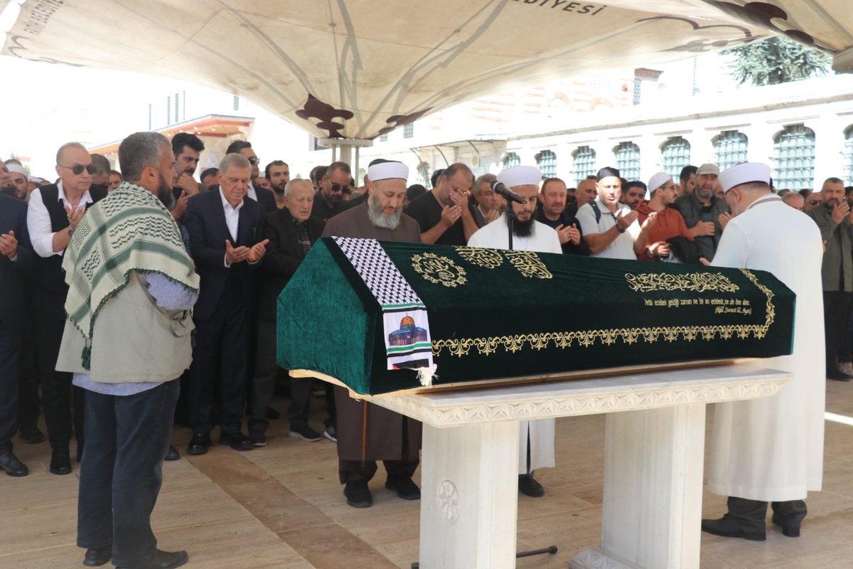huseyinozturk_1's tweet photo. Ömrünü helal gıda mücadelesine adayan, Türkiye’de helal belgelendirmenin öncüsü olan GİMDES'in Kurucusu ve Dünya Helal Vakfı Başkanı Merhum Dr. Hüseyin Kâmi Büyüközer Hocamızı İstanbul Fatih Camii'nden dualarla dar-ı bekaya uğurladık.

Biz O'nun onurlu mücadelesine şahittik ve razıydık. Rabbimiz de razı olsun, mekânını cennet, makamını âli eylesin.