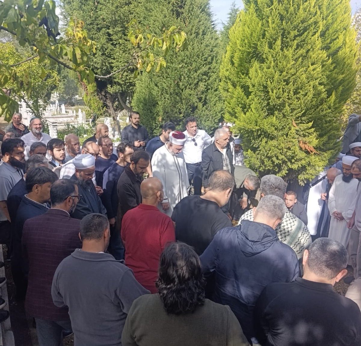 huseyinozturk_1's tweet photo. Ömrünü helal gıda mücadelesine adayan, Türkiye’de helal belgelendirmenin öncüsü olan GİMDES'in Kurucusu ve Dünya Helal Vakfı Başkanı Merhum Dr. Hüseyin Kâmi Büyüközer Hocamızı İstanbul Fatih Camii'nden dualarla dar-ı bekaya uğurladık.

Biz O'nun onurlu mücadelesine şahittik ve razıydık. Rabbimiz de razı olsun, mekânını cennet, makamını âli eylesin.