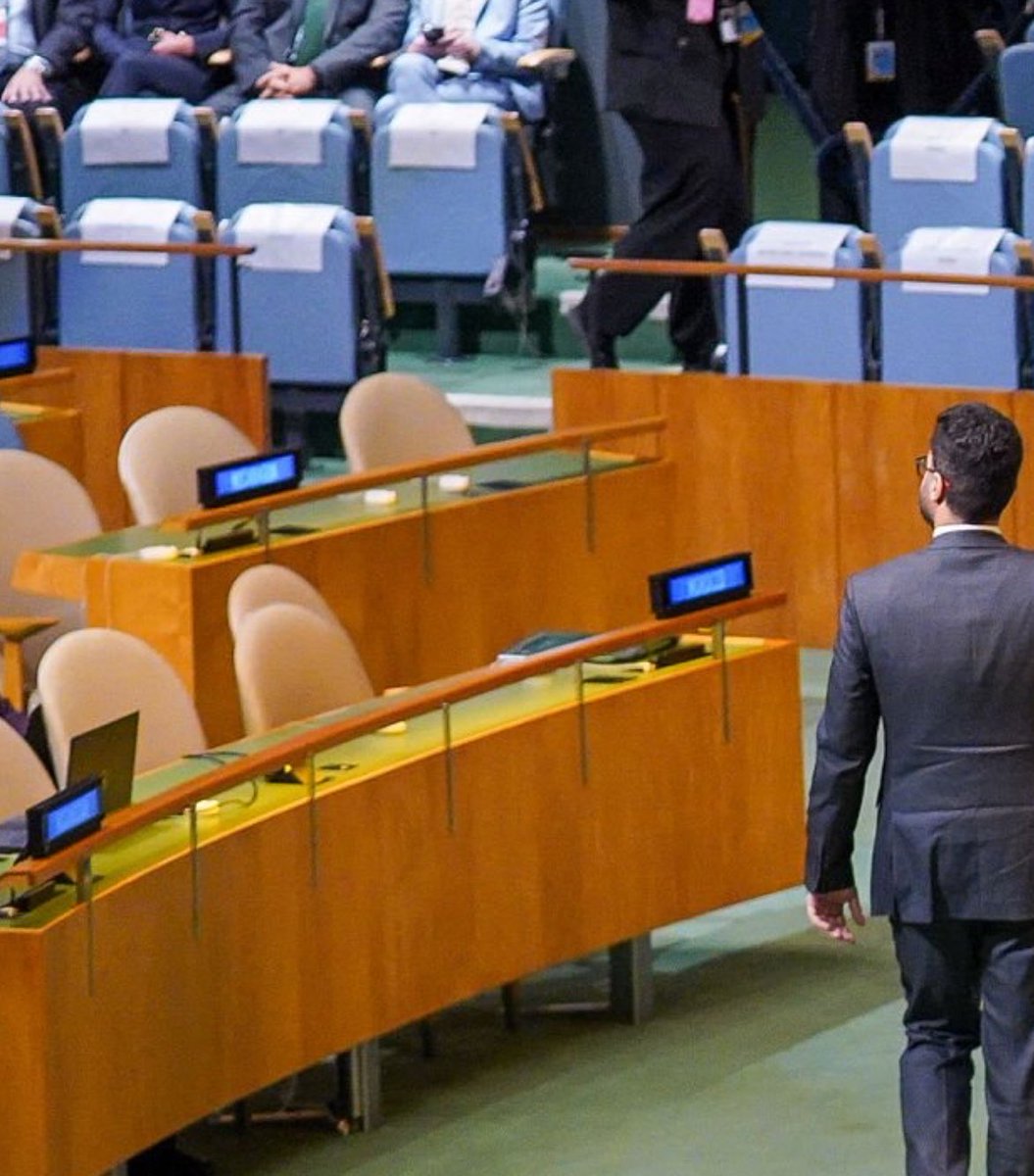 TFT_Morocco's tweet photo. Voici un autre angle du bureau du Maroc 🇲🇦 pendant le discours de Benjamin Netanyahu à l’ONU. https://t.co/LZnCnR4xEv