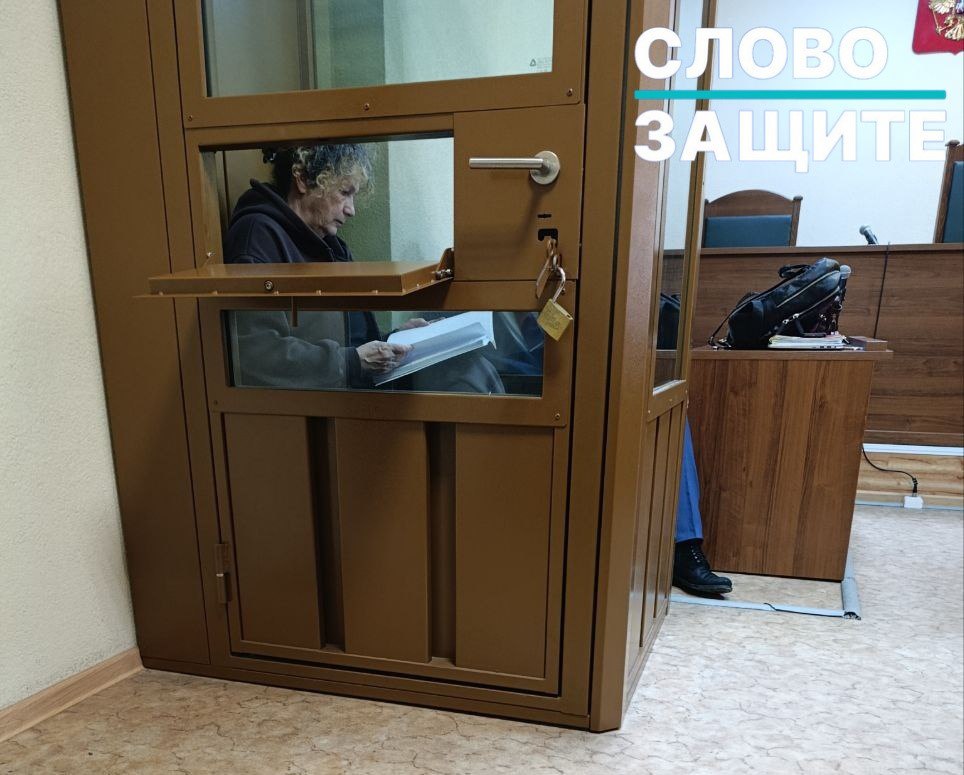 Slovozashite's tweet photo. Обмороки, проблемы со здоровьем и удаление из зала суда: что происходит в деле адвоката Марии Бонцлер

15 сентября, как сообщает «Centre de la Protection Internationale», на судебном заседании в Калининградском областном суде Марии Бонцлер стало плохо, в связи с чем к ней в очередной раз вызвали бригаду скорой помощи. Во время осмот��а судья Александр Марочкин высказал бригаде сомнения в состоянии адвоката, предположив, что она симулирует. Врачи скорой развеяли его подозрения, подтвердив плохое самочувствие Бонцлер. 

«Уровень бесчеловечности этого суда зашкаливает. Мне даже не пришла в голову мысль о симуляции, когда в судебном заседании (по нашему иску о неоказании медпомощи), представитель другой стороны упала в обморок. Мы кинулись ей помогать. При этом состояние здоровья Марии Владимировны в настоящее время усугубилось из-за переохлаждения. Обострился цистит и другие заболевания», — рассказал адвокат Илья Сидоров, навестивший Бонцлер в СИЗО. 

В этот же день судья Марочкин дал адвокату по назначению, от которого Бонцлер ранее отказалась, три часа на ознакомление с томами материалов дела из-за чего Марии пришлось ждать все это время в конвойном помещении, где она не могла сходить в туалет:

«Туалет ужасный в областном суде, в виде чаши генуя (дырка в полу). Из-за травмы колена я не могу им пользоваться. И мне приходится все время терпеть и испытывать боль. 15.09.26. утром я почувствовала резь внизу живота, при мочеиспускании была кровь. Полагаю, что обострился цистит и пиелонефрит по причине сырости и холода в камере СИЗО и ненадлежащих условий при транспортировке и в суде», — рассказала адвокат. 

Теплые вещи передать ей не дают, ссылаясь на то, что принимать их будут только с 15 октября. 

Защитой был ��одан иск к конвойной службе МВД о ненадлежащих условиях транспортировки и содержания в суде. 

Как сообщает «Centre de la Protection Internationale» со ссылкой на адвоката Александра Чаузова, 17 сентября судья Александр Марочкин вынес постановление об удалении Марии Бонцлер из зала судебного заседания до окончания прений. 

Во время этапирования 17 сентрября Мария Бонцлер находилась в «стакане»  — одиночном изолированном отсеке для перевозки заключенных, размером 60 на 60 см. В таком отсеке невозможно стоять, а ремней безопасности, как рассказала сама Бонцлер, нет, из-за чего она регулярно травмировалась о стенки «стакана» во время транспортировки. 

В какой-то момент из-за нахождения в отсеке Марии стало плохо — она начала бояться, что ее сердце остановится и она умрет:

«Двери были закрыты, воздуха не хватало. Я стала задыхаться, у меня начался приступ мерцательной аритмии, который длился не менее 10 минут. Я очень боялась, что сердце остановится и я умру».

По приезде в СИЗО-1 адвокат упала в обморок. Скорую, врача или фельдшера ей не вызвали. В камере же у нее начали отниматься ноги и пропала речь:

«Мне стало плохо, я легла на бетонный пол и потеряла сознание <...> Таким образом у меня проявляется гипоксия головного мозга и последствия мерцательной аритмии», — рассказала Мария. 

Ранее журналист Константин Рожков сообщил, что при попытке пройти в калининградский областной суд его окружили приставы и тщательно осматривали. Они также уточнили у судьи, на заседание которого шел Рожков, можно ли пускать журналиста внутрь. 

Рожков связывает такое внимание с тем, что через час в этом же суде должно было начаться заседание по делу Марии Бонцлер. 

«Только потом дошло. Через час начиналось заседание по уголовному делу Марии Бонцлер. По своевольному решению судьи Александра Марочкина процесс проводится в закрытом режиме. Муха не имеет права залететь в зал №9. На дальних подступах к дверям зала стоят специальные люди, они ловят и насекомых, и праздных слушателей.
Меня, очевидно, Марочкин заподозрил в тайном намерении устроить для Бонцлер побег из-под стражи», — пишет журналист.

Вчера, как сообщает ЗПЧ, Марию не этапировали на очередное заседание суда, что может быть связано с распространением в СМИ информацией о ее здоровье и условиях транспортировки.

Помимо этого, адвокат Илья Сидоров рассказал о том, что защитой был подан иск о «защите чести и достоинства», чтобы опровергнуть слухи о том, что Бонцлер передавала персональные данные силовиков:

«Мы подали гражданский иск о защите чести и достоинства, что бы уже опровергнуть нелепые обвинения в том, что Мария Владимировна передавала персональные данные силовиков. Кстати, обвинение само отказалось от этого. Поэтому иск упорно не хотят принимать, но мы будем этого добиваться».

📌 Напомним, что Мария Бонцлер находится под стражей с мая прошлого года. В начале марта ей предъявили окончательное обвинение по статье 275 УК РФ («государственная измена»). Ранее Первый апелляционный суд в Москве оставил в силе меру пресечения адвокату Марии Бонцлер до 13 ноября.

Изначально Бонцлер обвиняли по статье 275.1 УК РФ («конфиденциальное сотрудничество с иностранным государством»), по которой она проходила с момента задержания 28 мая 2025 года. Теперь обвинение переквалифицировано и ужесточено.

В ходе судебных заседаний судья Александр Марочкин отстранил от дела всех защитников Бонцлер — адвокатов Илью Сидорова, Александра Чаузова и Романа Морозова. 

Причиной стало то, что защитники отказались подписывать допуск к сведениям, составляющим государственную тайну. 

Помимо этого адвокат Роман Морозов рассказал в интервью журналисту Константину Рожкову, что еще одной причиной отстранения является то, что он, по мнению обвинения, записывал закрытые судебные заседания:

«У нас закрытое судебное заседание. Я чту Уголовный кодекс и Уголовно-процессуальный кодекс. Если сказано «не записывать», я не записываю. Я на бумажке только делаю для себя пометки определенные и запоминаю в голове. Но, к сожалению, мозг я не могу отключить», — рассказал Морозов.