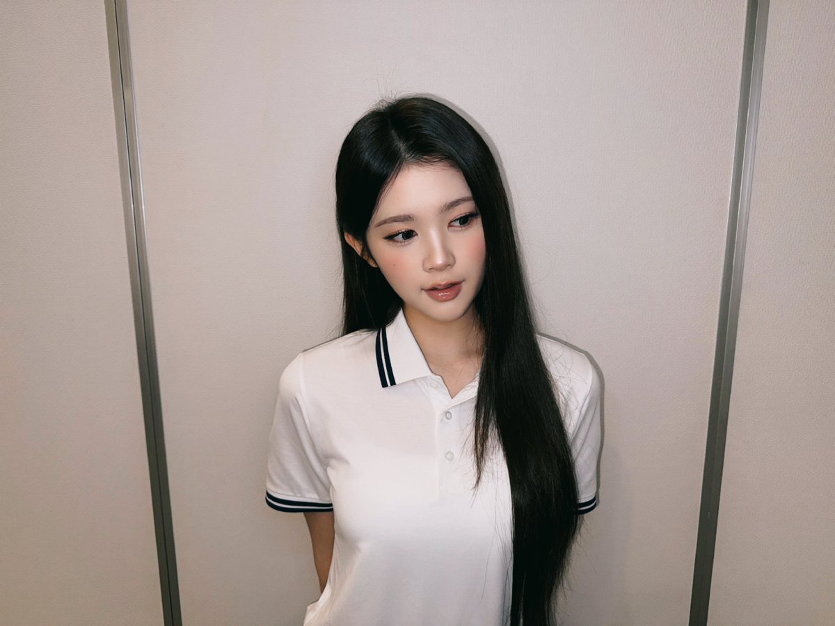 rohryuna's tweet photo. Serving  a  bit  of  winsome  grace  in  crisp  white  polo  vibes~  long  raven   tresses  and  a  soft,  luminous   smile  for  your  feed  🤍🎀☁️ https://t.co/5jptIpd4As