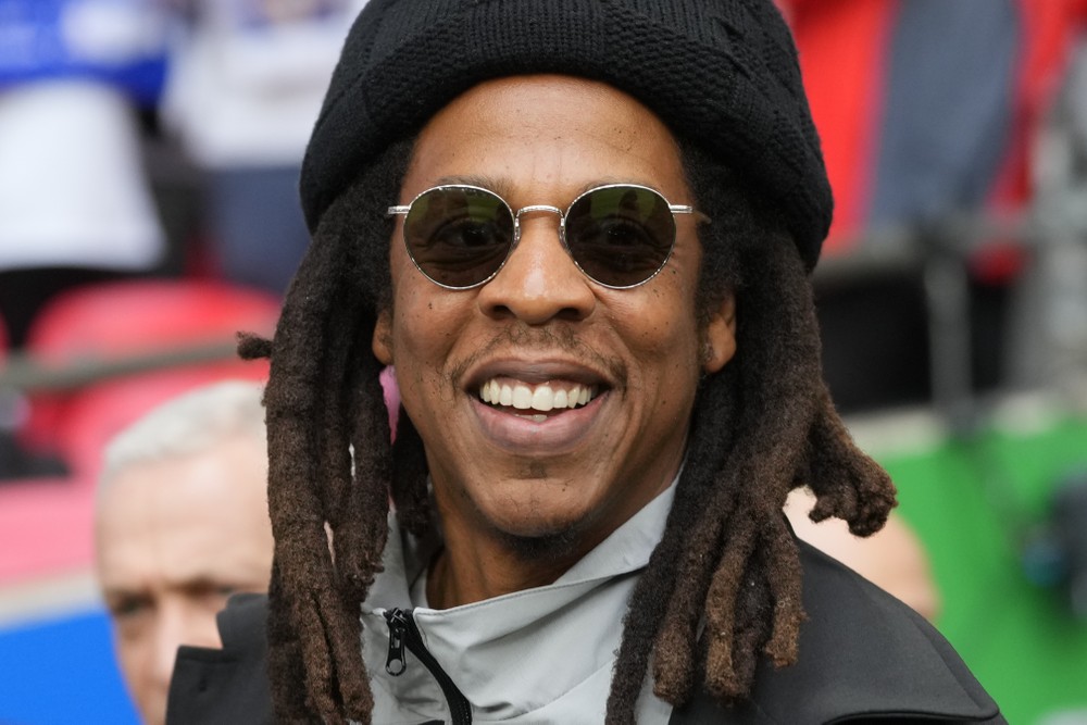 g1's tweet photo. Mulher que acusou Jay-Z de estupro recua, pede desculpas a Beyoncé e nega ter sido paga https://t.co/ZGLiBxYYrN https://t.co/VSeHJ85Nuf
