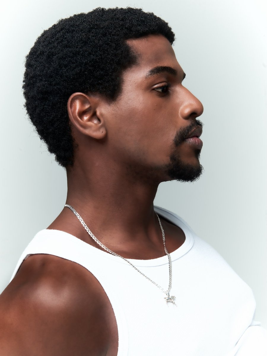 HomensdaMidia's tweet photo. Ator Ronald Sotto exalando beleza em novo ensaio da fotógrafa Maria Magalhães. https://t.co/GzEd1faoWH