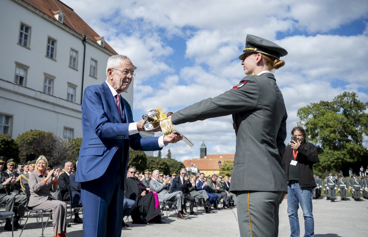 vanderbellen's tweet photo. 2⃣ Sehr geehrte Damen und Herren Leutnante, die die Offiziersausbildung abgeschlossen haben und mit dem heutigen Tag als Offiziere in das Bundesheer übernommen werden, Sie sind die neue Generation dieser ausgezeichnet ausgebildeten Offiziere. https://t.co/IKbm7OFJiM