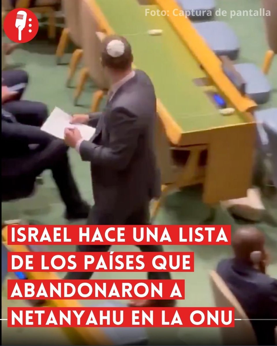 ReporterosMX_'s tweet photo. ⭕ OJO | ISRAEL HACE UNA LISTA DE LOS PAÍSES QUE ABANDONARON A NETANYAHU EN LA ONU

Un video difundido en redes sociales muestra a un integrante de la delegación israelí recorriendo el salón de la Asamblea General de la ONU mientras el primer ministro Benjamin Netanyahu pronunciaba su discurso, aparentemente para identificar qué representaciones habían abandonado el recinto. https://t.co/niq4ExqERd