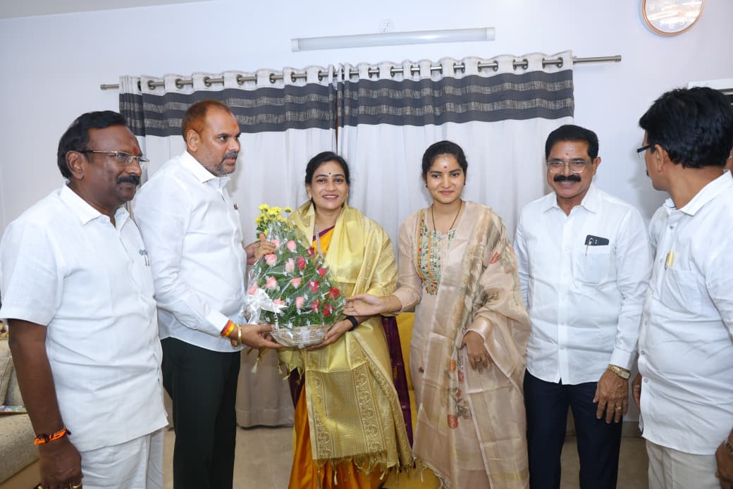 Anitha_TDP's tweet photo. విశాఖలో టీడీపీ నేత చిన్న శ్రీను గారు, ఆయన కుమార్తె శిరిసహస్రతో ఆత్మీయంగా భేటీ అయ్యాను.
విజయనగరం జిల్లా రాజకీయ పరిస్థితులు, పార్టీ బలోపేతం తదితర అంశాలపై వారితో చర్చించడం జరిగింది.

టీడీపీ కుటుంబంలోకి చిన్న శ్రీను గారికి సాదర స్వాగతం.

#VangalapudiAnitha #TDP #Vizianagaram #AndhraPradesh #TeluguDesam #ChandraBabuNaidu #HomeMinister