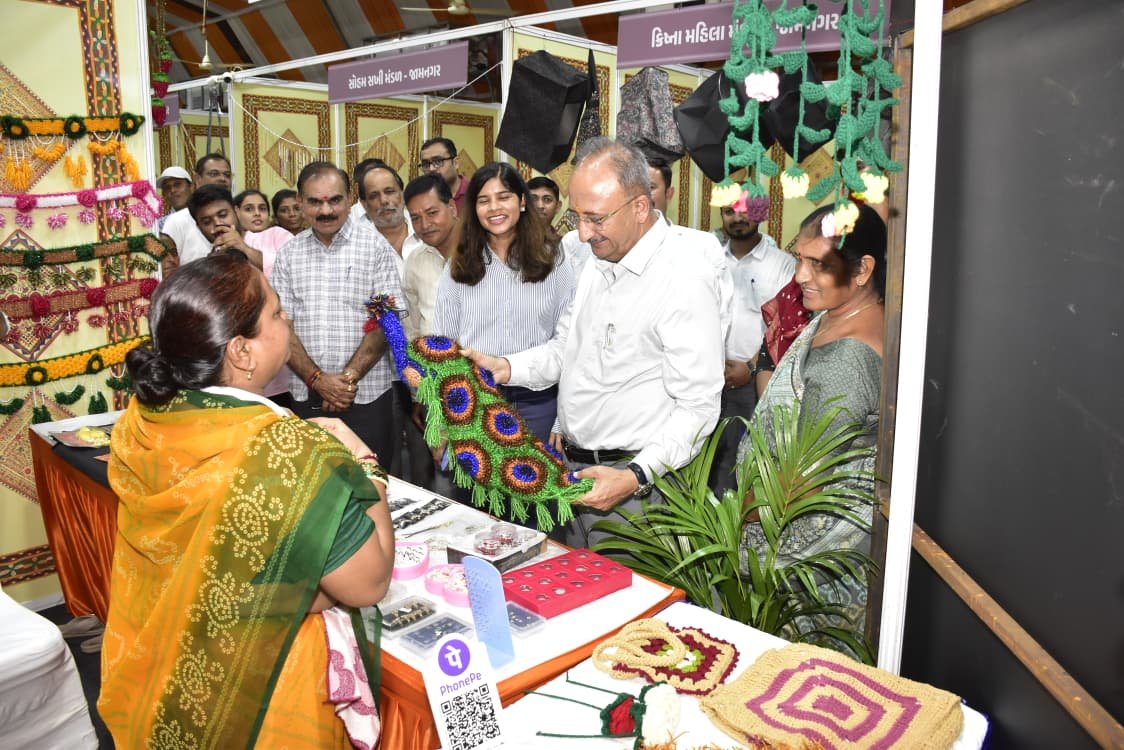 ddojamnagar2's tweet photo. મહિલાઓના આર્થિક સશક્તિકરણ, સ્થાનિક ઉત્પાદન અને સ્વદેશી મૂલ્યોને પ્રોત્સાહન આપતા સરસ મેળા 2026નો જિલ્લા પંચાયત પ્રમુખ શ્રીમતી રંજનબેન જીવાણીના હસ્તે શુભારંભ કરવામાં આવ્યો.

સરસ મેળો 30 સપ્ટેમ્બર સુધી જાહેર જનતા માટે ખુલ્લો રહેશે.

@CMOGuj @Bhupendrapbjp @InfoGujarat
@Dwivedi_D https://t.co/5thYQ2PqDF