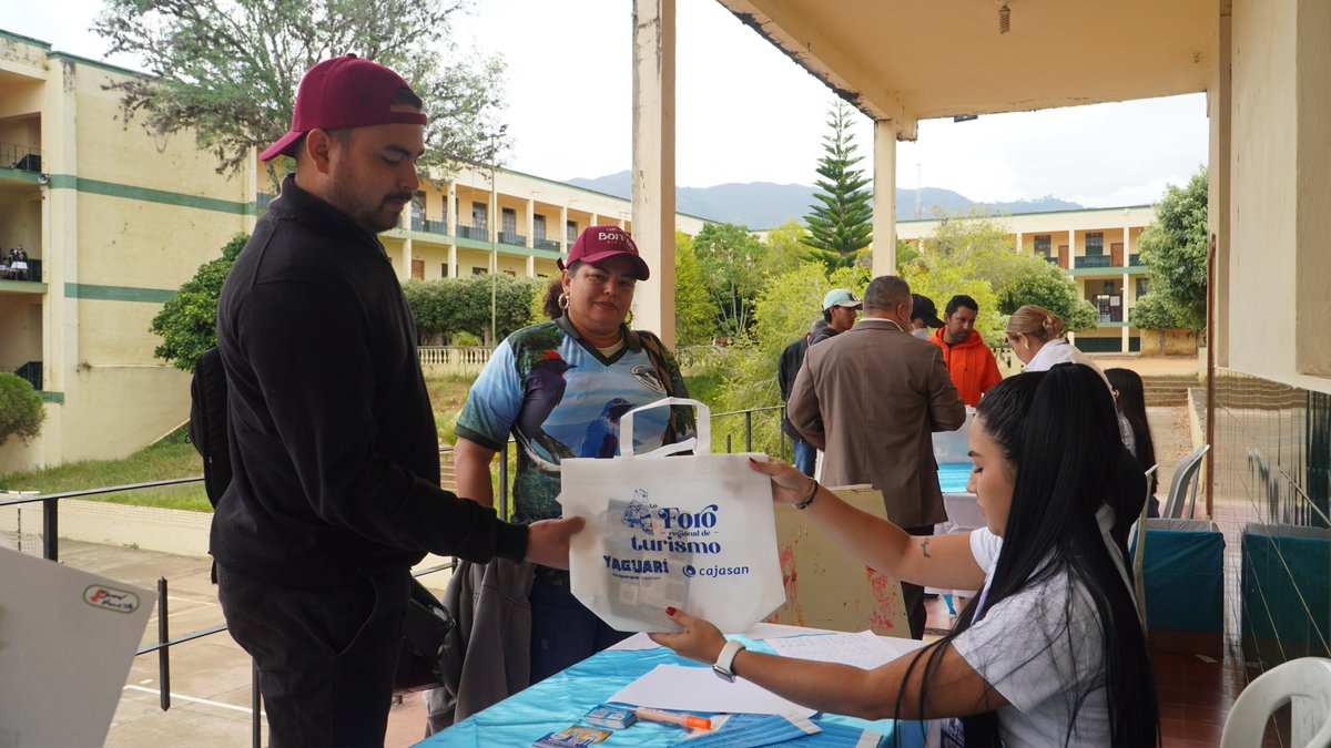 CCBucaramanga's tweet photo. (Hilo) 👀 Iniciamos el 4to Foro Regional de Turismo en #Zapatoca. 🌄 Desde las 7:30 a.m. abrimos el registro de participantes de "La ruta del turismo en la Región Topocoro". Se estima un aforo de 400 personas. 👥 Un evento posible gracias a la @GobdeSantander y @FundaCULTA, entre otros aliados. 
#ForoRegionalDeTurismo #RegiónTopocoro