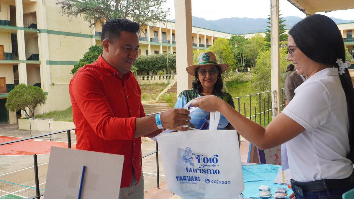 CCBucaramanga's tweet photo. (Hilo) 👀 Iniciamos el 4to Foro Regional de Turismo en #Zapatoca. 🌄 Desde las 7:30 a.m. abrimos el registro de participantes de "La ruta del turismo en la Región Topocoro". Se estima un aforo de 400 personas. 👥 Un evento posible gracias a la @GobdeSantander y @FundaCULTA, entre otros aliados. 
#ForoRegionalDeTurismo #RegiónTopocoro