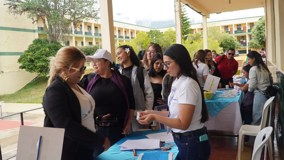 CCBucaramanga's tweet photo. (Hilo) 👀 Iniciamos el 4to Foro Regional de Turismo en #Zapatoca. 🌄 Desde las 7:30 a.m. abrimos el registro de participantes de "La ruta del turismo en la Región Topocoro". Se estima un aforo de 400 personas. 👥 Un evento posible gracias a la @GobdeSantander y @FundaCULTA, entre otros aliados. 
#ForoRegionalDeTurismo #RegiónTopocoro