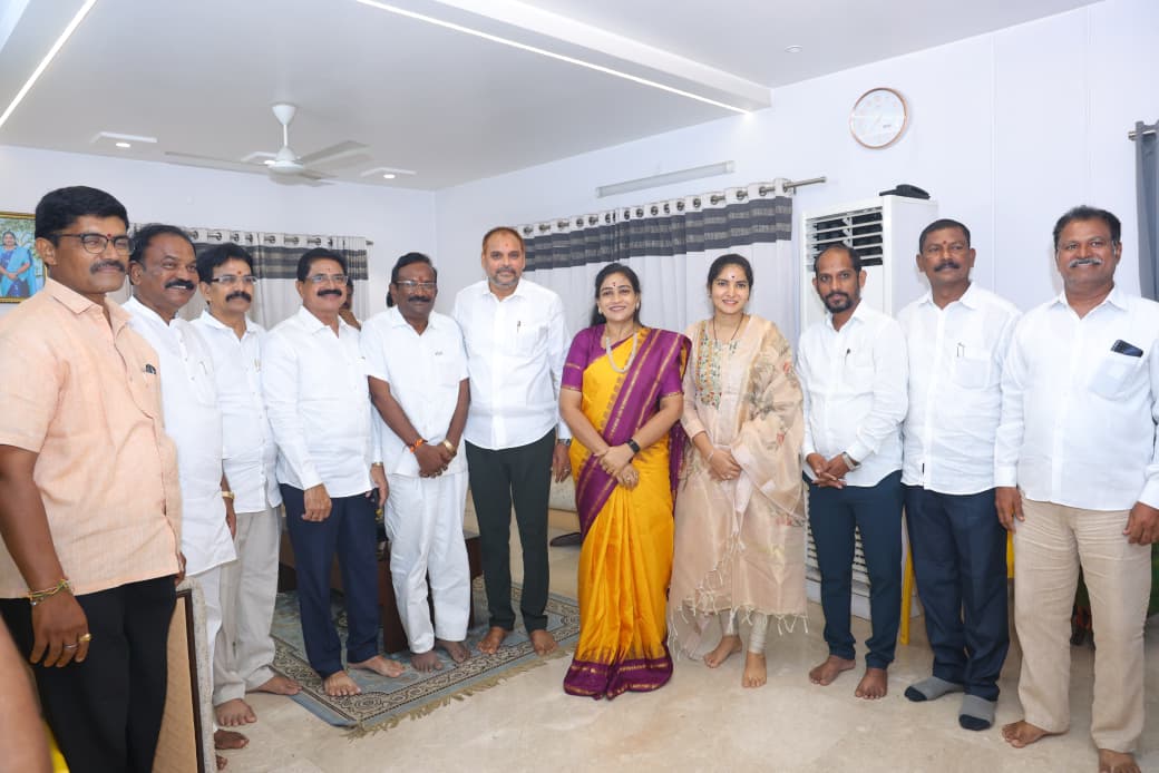 Anitha_TDP's tweet photo. విశాఖలో టీడీపీ నేత చిన్న శ్రీను గారు, ఆయన కుమార్తె శిరిసహస్రతో ఆత్మీయంగా భేటీ అయ్యాను.
విజయనగరం జిల్లా రాజకీయ పరిస్థితులు, పార్టీ బలోపేతం తదితర అంశాలపై వారితో చర్చించడం జరిగింది.

టీడీపీ కుటుంబంలోకి చిన్న శ్రీను గారికి సాదర స్వాగతం.

#VangalapudiAnitha #TDP #Vizianagaram #AndhraPradesh #TeluguDesam #ChandraBabuNaidu #HomeMinister
