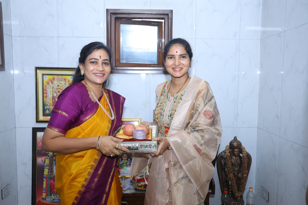 Anitha_TDP's tweet photo. విశాఖలో టీడీపీ నేత చిన్న శ్రీను గారు, ఆయన కుమార్తె శిరిసహస్రతో ఆత్మీయంగా భేటీ అయ్యాను.
విజయనగరం జిల్లా రాజకీయ పరిస్థితులు, పార్టీ బలోపేతం తదితర అంశాలపై వారితో చర్చించడం జరిగింది.

టీడీపీ కుటుంబంలోకి చిన్న శ్రీను గారికి సాదర స్వాగతం.

#VangalapudiAnitha #TDP #Vizianagaram #AndhraPradesh #TeluguDesam #ChandraBabuNaidu #HomeMinister