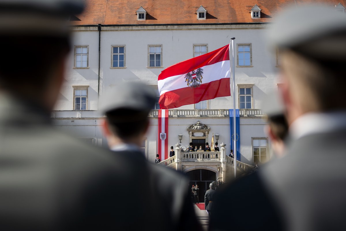 vanderbellen's tweet photo. 3⃣ Sie haben innerhalb Ihrer Verantwortungsbereiche Handlungsspielraum. Nützen Sie diesen, um zum Erfolg des Aufbauplans beizutragen. 

Ein einsatzbereites Bundesheer muss unser gemeinsames Ziel sein und wir alle tragen innerhalb unserer Zuständigkeiten dazu bei! (vdb) https://t.co/w4EP7kyn0N