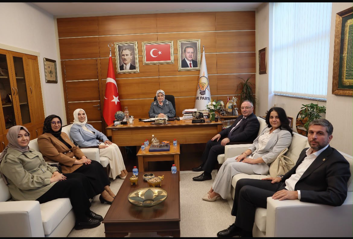 hphuzur's tweet photo. Kadın Kolları Genel Başkanımız Hatice Bayram ve Kadın Kolları Yönetim Kurulu Üyelerimiz
AK Parti Genel Merkez Kadın Kolları Başkanı Sn. Tuğba Işık Ercan Hanımefendi’yi AK Parti Genel Merkezinde ziyaret etti.
Ziyarette Türkiye ve Dünya gündemine dair fikir alışverişinde bulunuldu. https://t.co/LhFIZhSXGG