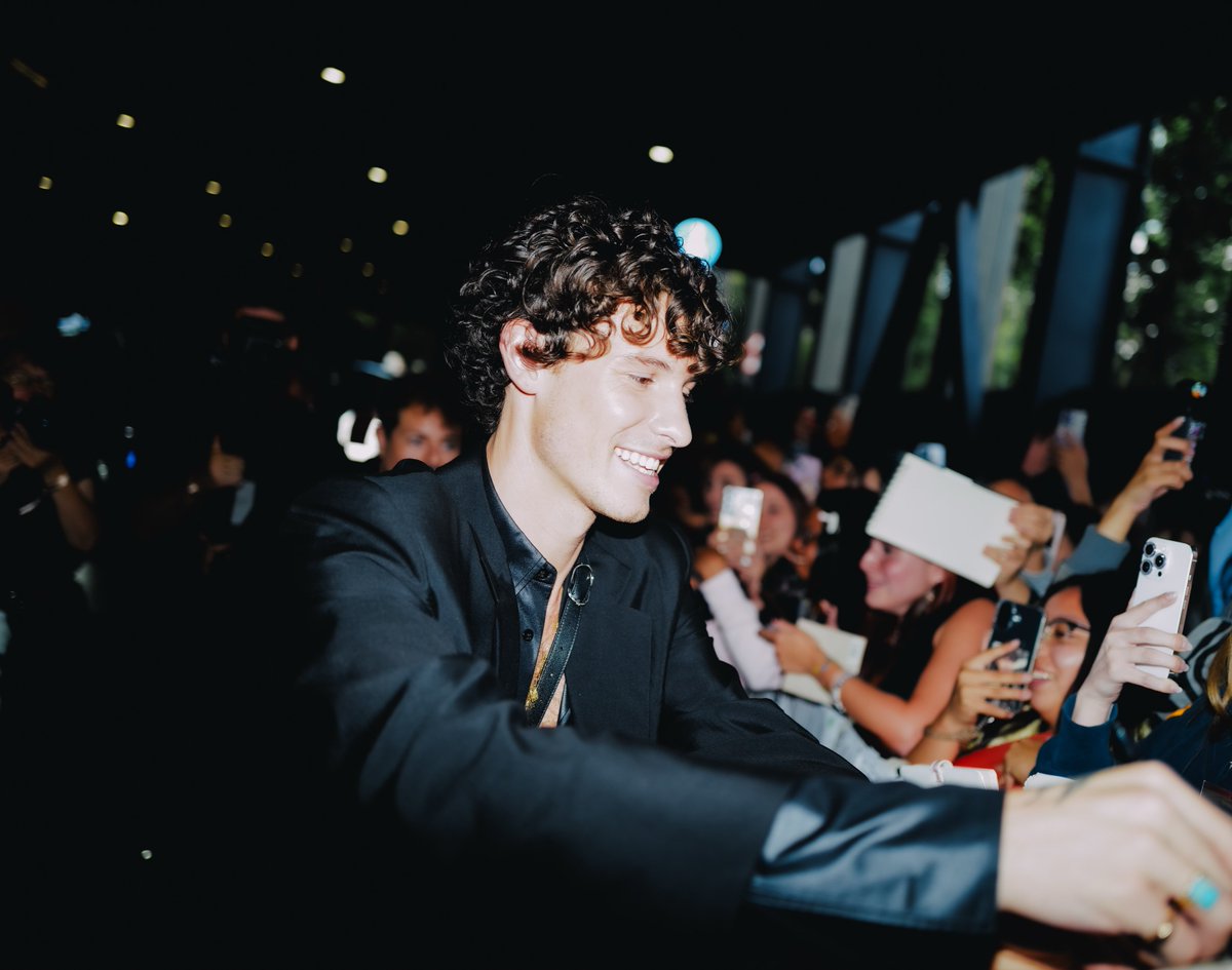 ShawnUpdat's tweet photo. Shawn Mendes at the Gucci show today in Milan https://t.co/Jic2fLaNF0
