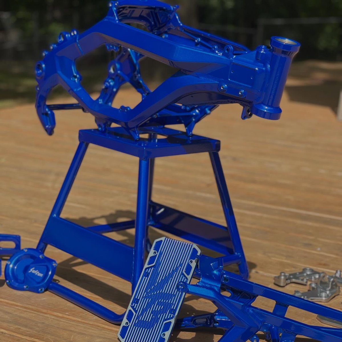 DavisBoken's tweet photo. Surron Ultra Bee parts in Illusion Blueberry powder coat. https://t.co/U1Ea492Vep