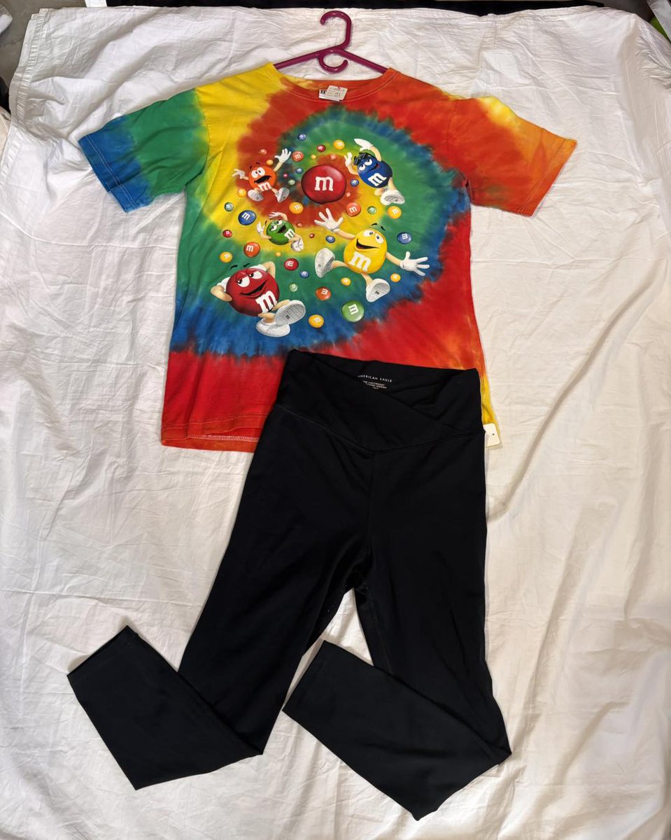 HiediWeismbb's tweet photo. Women’s shirt, size M: $4. 99 
Women’s American Eagle leggings, size M: $8 

Open until 3 p. m. Last day: 20% off storewide, including sterling silver jewelry. Visit Sophia Grace Boutique in Altamont. https://t.co/vxJlhSyvJe