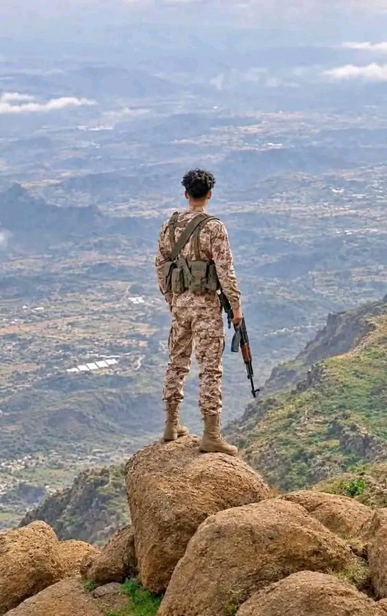 S_Al_Asouli's tweet photo. بعد أن تم السيطره على جبل نمان
الوازعية على طريق التحرير باذن الله 
أبطال القوات المسـ.ـلحة #اليمنية جبال فوق الجبال

وما حصل لمليـ..ـشيات الحـ..ـوثي #اليوم في جبهات تعز درس لن ينسوه أسرى وقتـ.ـلى بالعشرات
وغنائم كثيرة https://t.co/2sjB8XyEhi