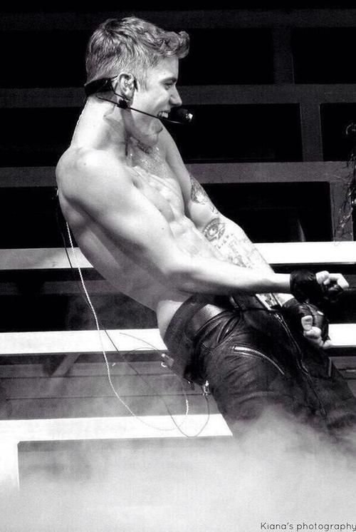 jbiebszr's tweet photo. justin bieber on the believe tour, 2013 https://t.co/qkinXmeiEv