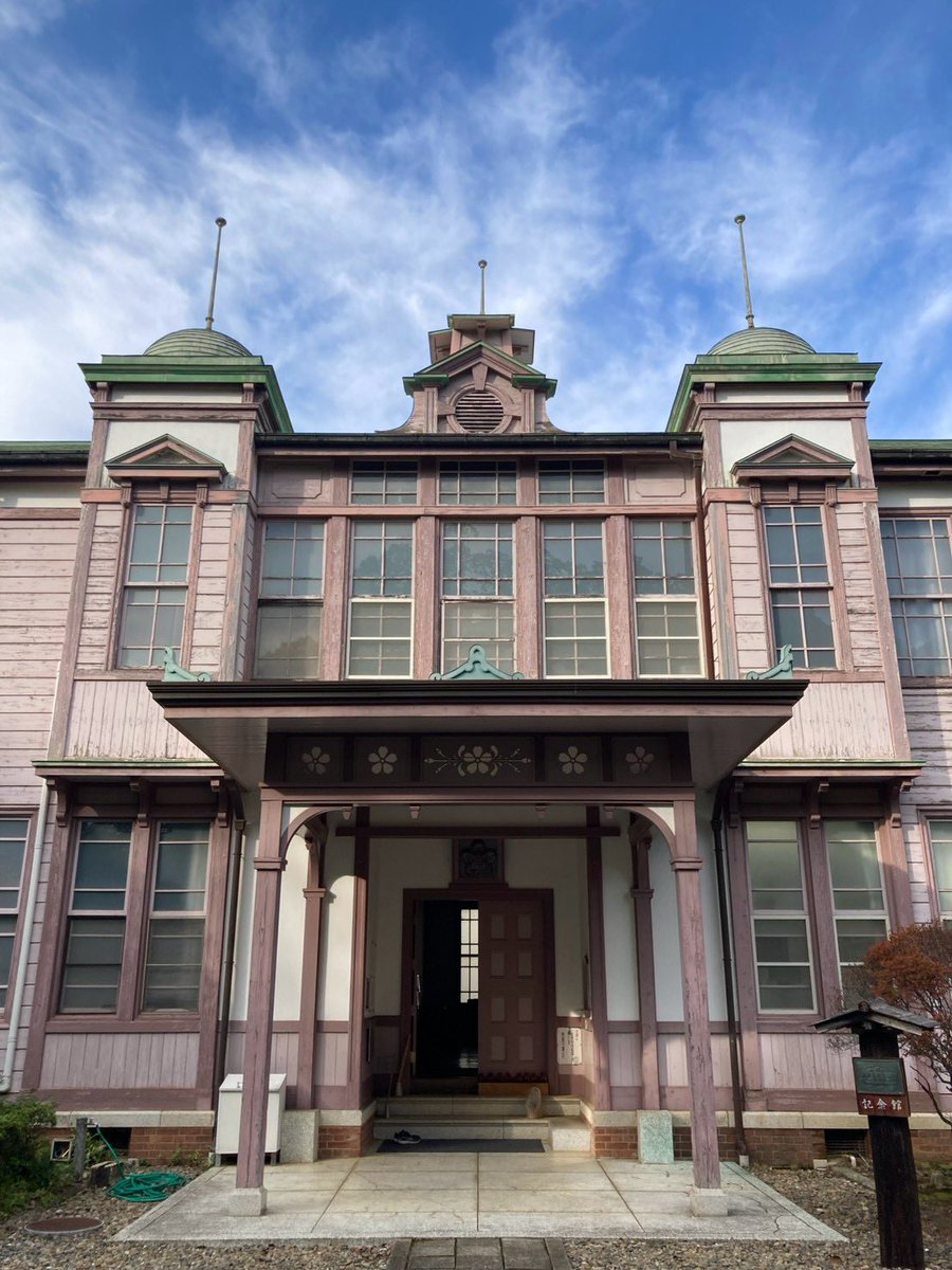 ut_high_edc's tweet photo. 2日目は千葉県立佐倉高校を訪問。先生からお話を伺ったほか、文化財である記念館や地域交流施設もご案内いただきました。

キュートな建築の記念館は現役で学校施設として使われています。江戸時代から連綿と続く佐倉高校史の一端に触れることができました。レポートは後日！ https://t.co/ohdiAIJ6hl