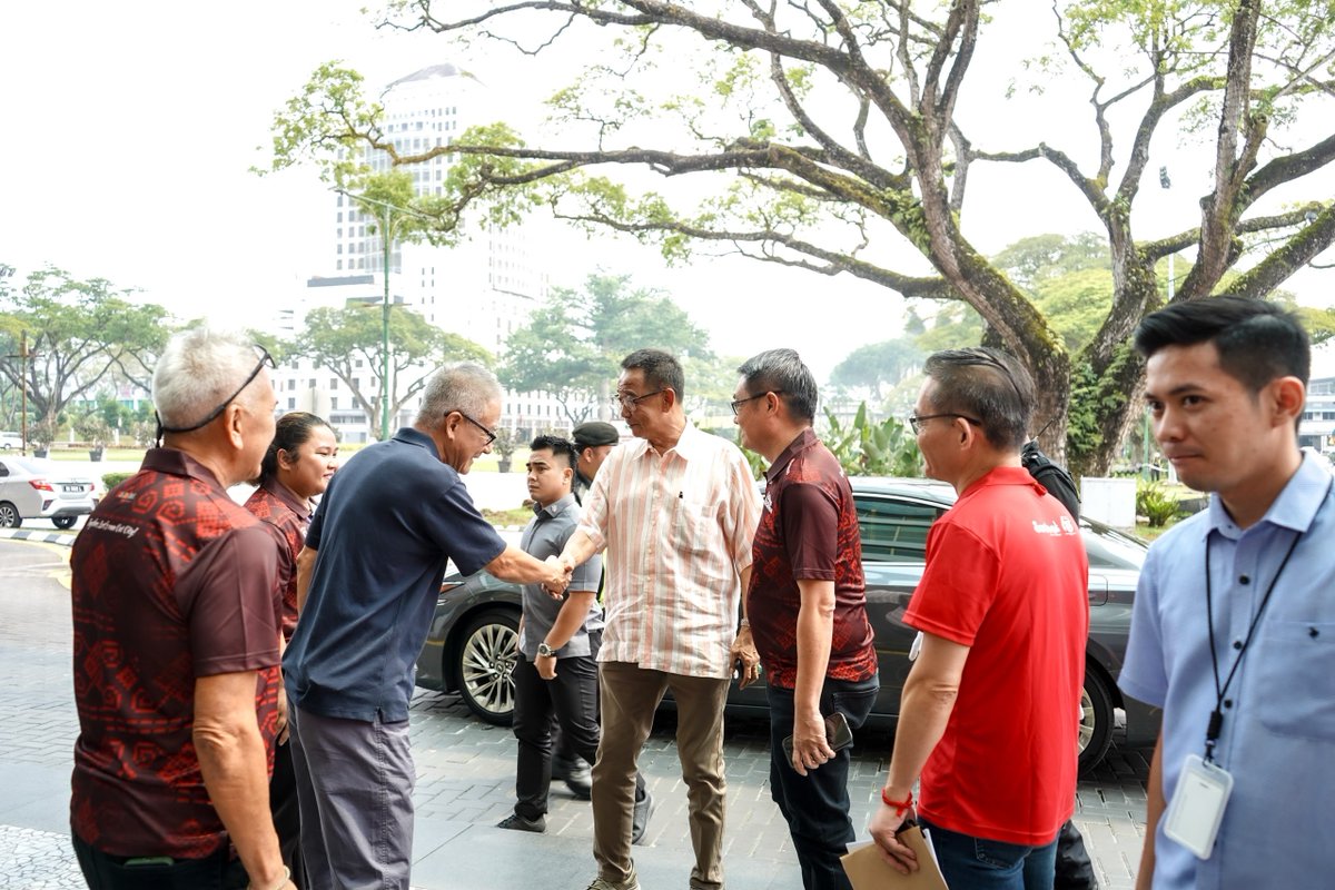 MarathonKuching's tweet photo. YB Dato Sri Haji Abdul Karim Rahman Hamzah- Minister of Tourism, Creative Industry and Performing Arts Sarawak visiting KM2026 RPCC &amp; Expo Center today. THANK YOU for your support. 

#TogetherLetsruncatcity
#sarawaktourismboard
#sarawakkuching https://t.co/asCj0HoQ5I