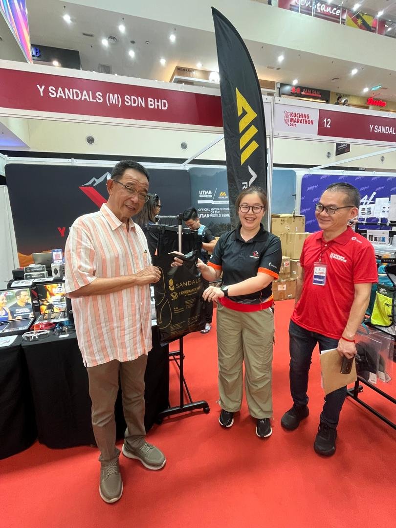 MarathonKuching's tweet photo. YB Dato Sri Haji Abdul Karim Rahman Hamzah- Minister of Tourism, Creative Industry and Performing Arts Sarawak visiting KM2026 RPCC &amp; Expo Center today. THANK YOU for your support. 

#TogetherLetsruncatcity
#sarawaktourismboard
#sarawakkuching https://t.co/asCj0HoQ5I