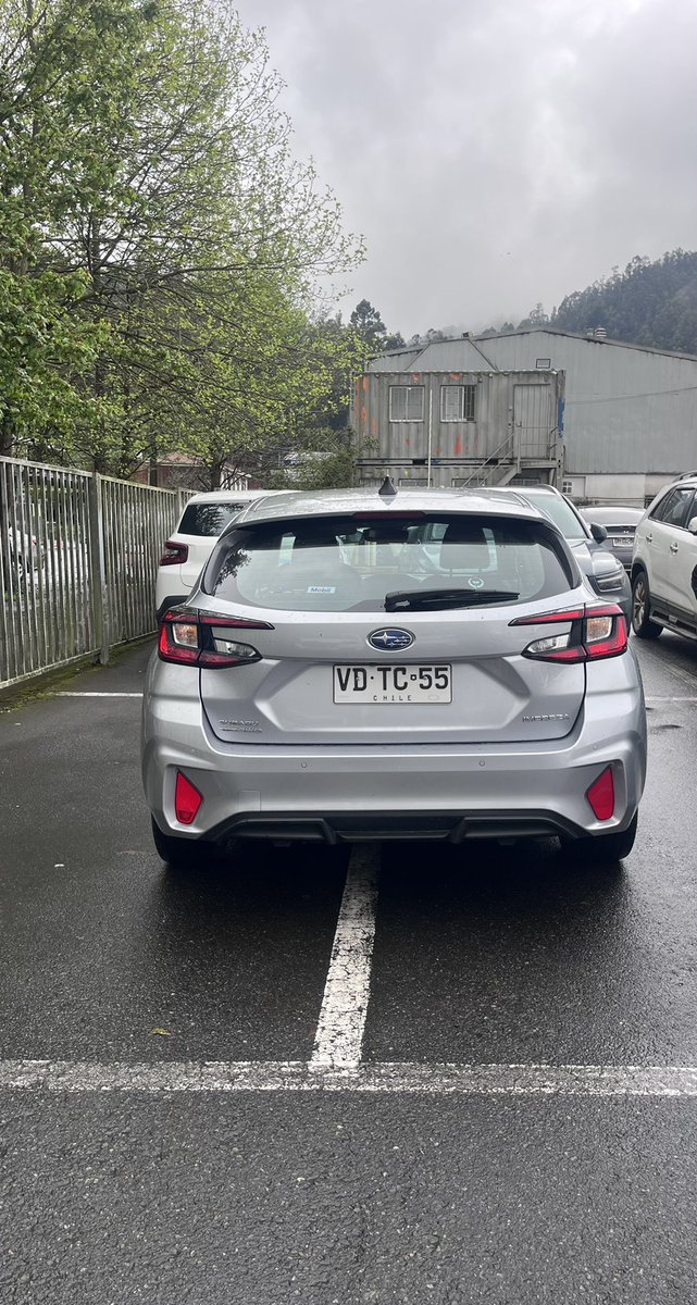 pamemartel's tweet photo. Miren el SDW pa grande! Ocupando 2 estacionamientos y en una clínica!! Encima "amante de carabineros" como manifiesta con cartel y todo! Estos patriotas son unos burros! https://t.co/OxYMDArduM