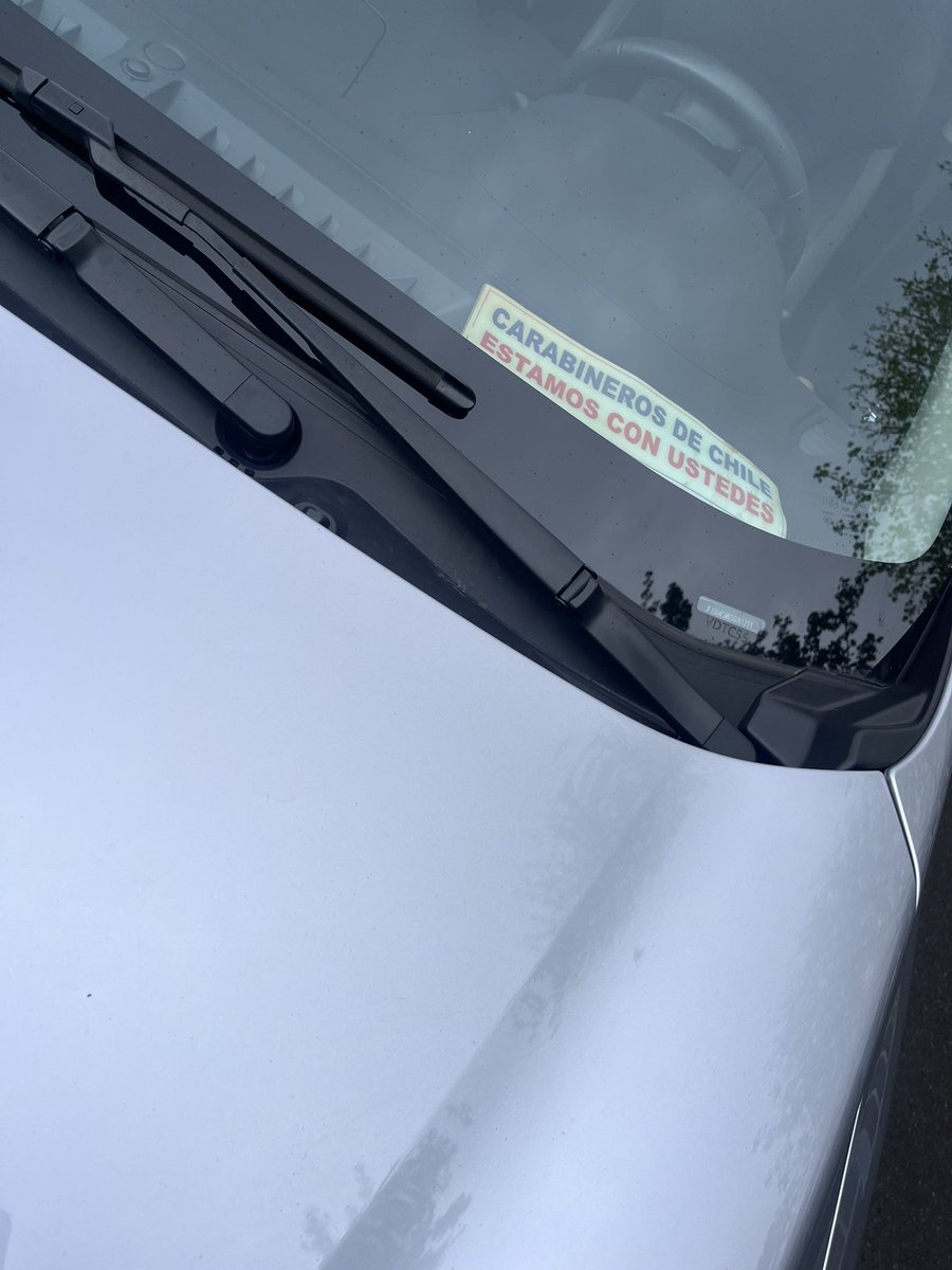 pamemartel's tweet photo. Miren el SDW pa grande! Ocupando 2 estacionamientos y en una clínica!! Encima "amante de carabineros" como manifiesta con cartel y todo! Estos patriotas son unos burros! https://t.co/OxYMDArduM