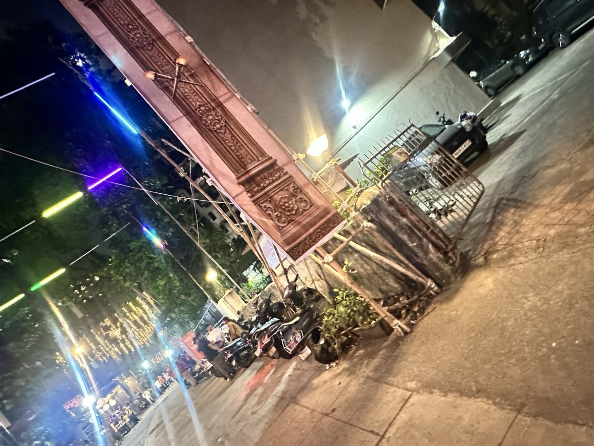 karora027's tweet photo. @MurjiPatel_ @Dev_Fadnavis @mybmc @mybmcWardKE @MTPHereToHelp @MumbaiPolice one way lane &amp; sides are fully parked with bikes on the footpath.. biggest safety hazard for an emergency. Fire brigade has no access and movement during an emergency fire 🔥 . https://t.co/E3RjBoz6GJ