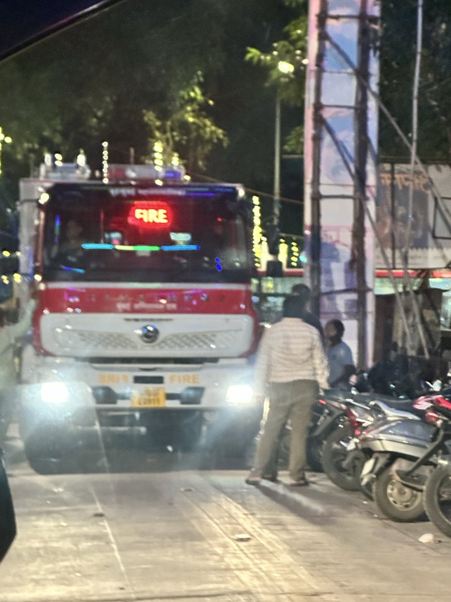 karora027's tweet photo. @MurjiPatel_ @Dev_Fadnavis @mybmc @mybmcWardKE @MTPHereToHelp @MumbaiPolice one way lane &amp; sides are fully parked with bikes on the footpath.. biggest safety hazard for an emergency. Fire brigade has no access and movement during an emergency fire 🔥 . https://t.co/E3RjBoz6GJ