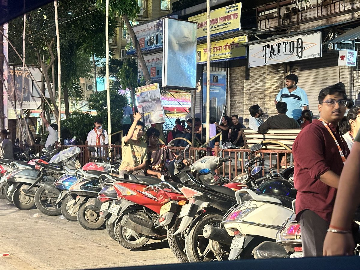karora027's tweet photo. @MurjiPatel_ @Dev_Fadnavis @mybmc @mybmcWardKE @MTPHereToHelp @MumbaiPolice one way lane &amp; sides are fully parked with bikes on the footpath.. biggest safety hazard for an emergency. Fire brigade has no access and movement during an emergency fire 🔥 . https://t.co/E3RjBoz6GJ