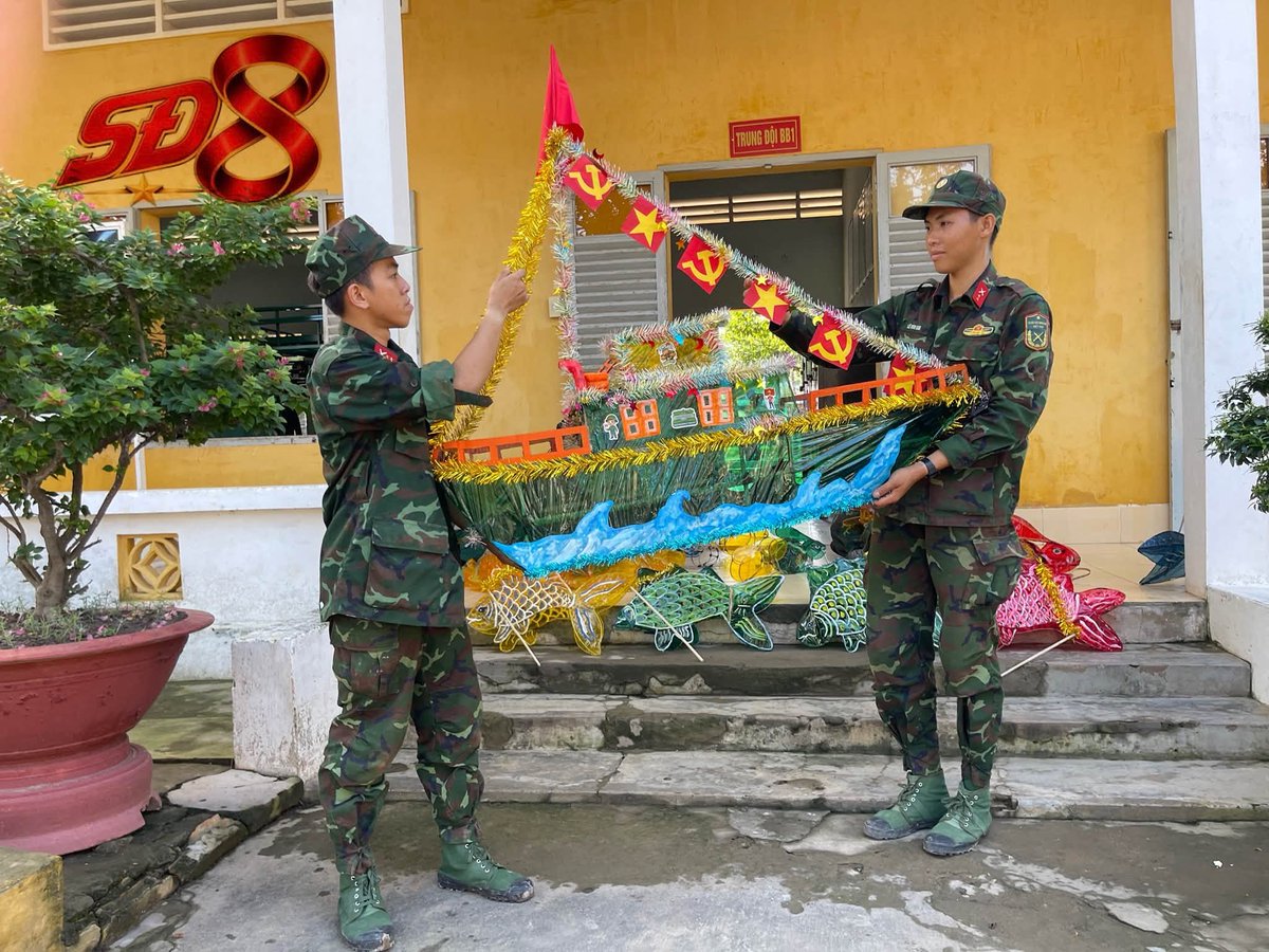 LonelyPAVN's tweet photo. Lanterns made by Vietnam soldiers of 8th Battalion, 9th Military Region for Mid-Autumn Festival https://t.co/XdAWeiW3hH