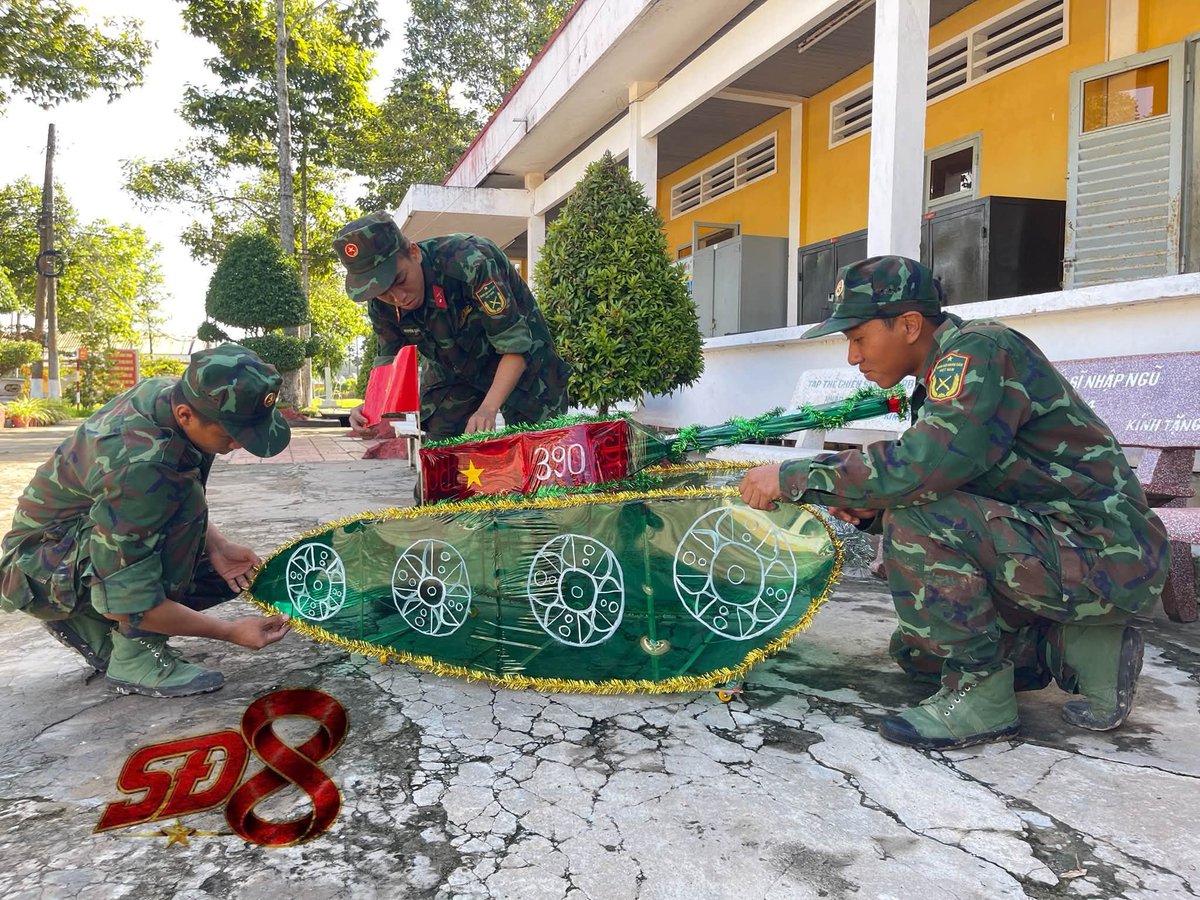 LonelyPAVN's tweet photo. Lanterns made by Vietnam soldiers of 8th Battalion, 9th Military Region for Mid-Autumn Festival https://t.co/XdAWeiW3hH