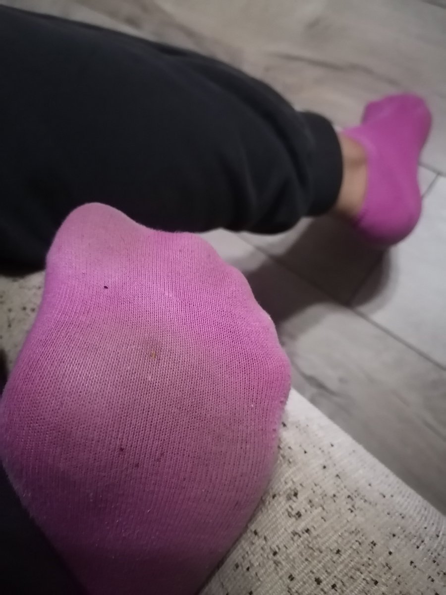 mimmsssz's tweet photo. Misafirlikte yanında şöyle dursam, çoraplarımın ter kokusu burnuna gelse.. 😈🔥 #finansalköle #ayakfetişi #ayakkölesi https://t.co/E8Jx2WgDzE