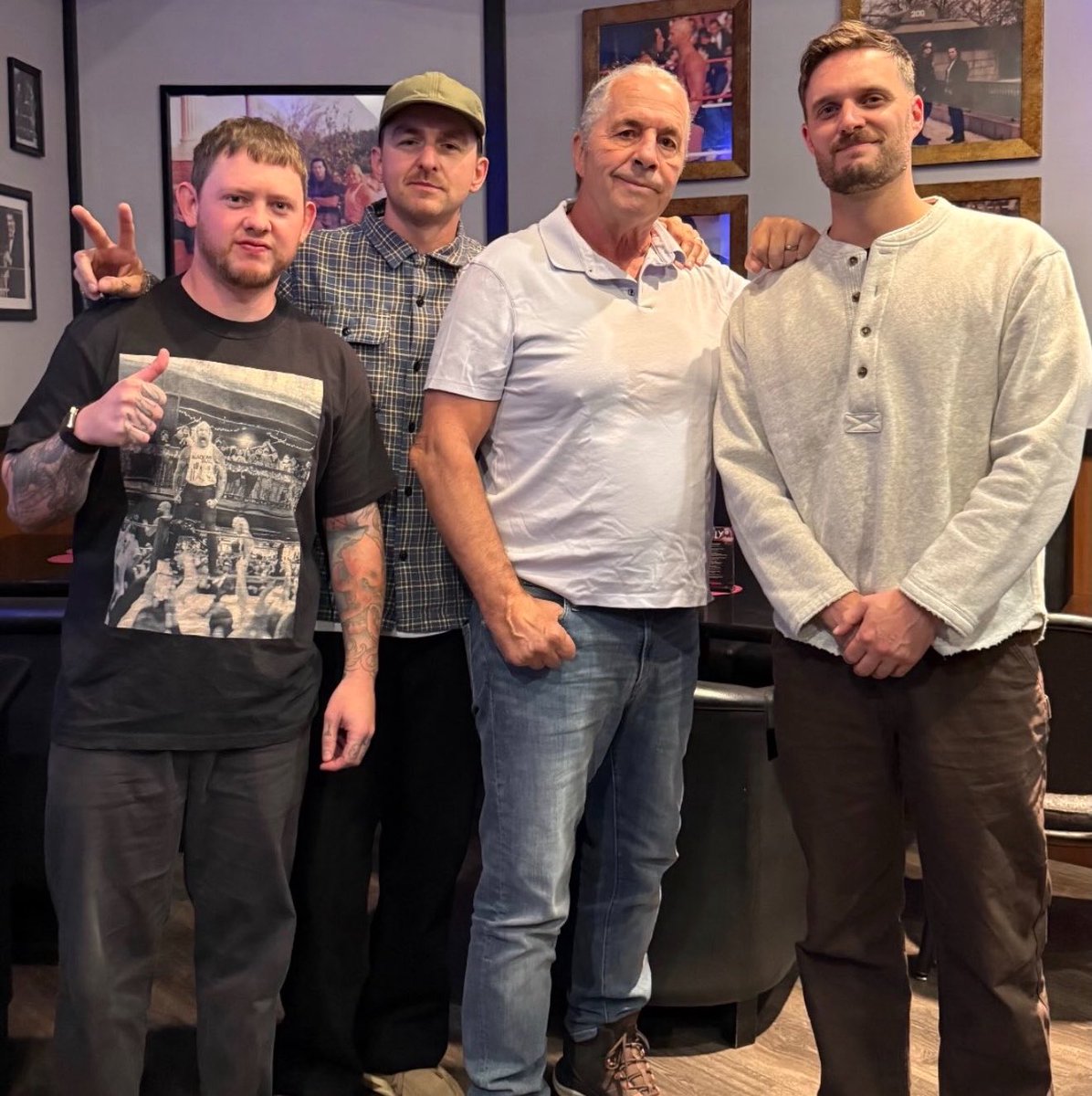 WrestlePurists's tweet photo. Bret Hart with members of the band Bring Me the Horizon 📸

(IG | leemalia) https://t.co/dETZ1UfAeT