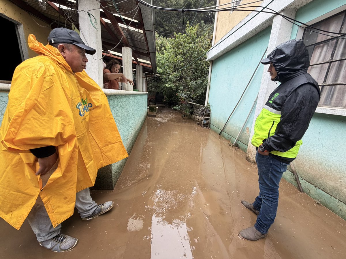 RegTerZ1NMixco's tweet photo. Debido al clima de lluvia que arrastró los materiales de los #trabajos de San Lucas, causaron problemas en algunas casas las cuales pidieron apoyo 🌧️⚠️

Gracias al #alcalde @netobran, personal municipal realizó limpieza y desasolve del lodo 🦺
#ConstruyendoElFuturo #500añosmixco https://t.co/qsfevl8Siw
