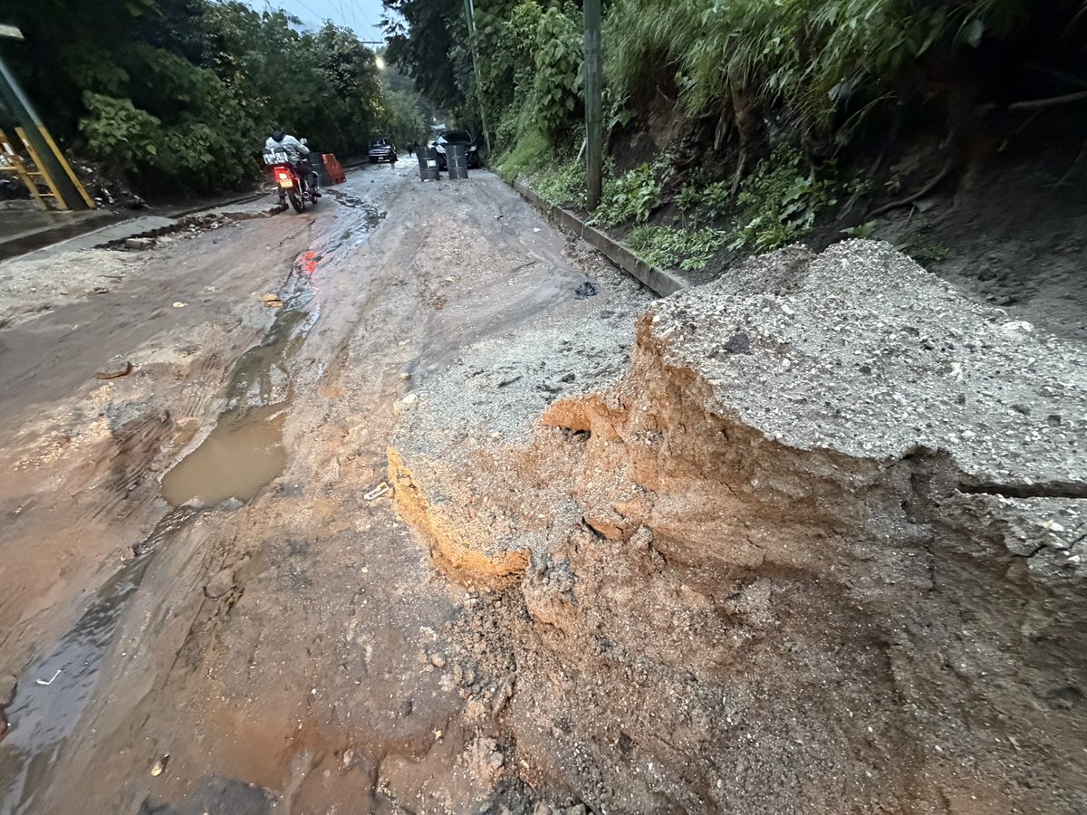 RegTerZ1NMixco's tweet photo. Debido al clima de lluvia que arrastró los materiales de los #trabajos de San Lucas, causaron problemas en algunas casas las cuales pidieron apoyo 🌧️⚠️

Gracias al #alcalde @netobran, personal municipal realizó limpieza y desasolve del lodo 🦺
#ConstruyendoElFuturo #500añosmixco https://t.co/qsfevl8Siw