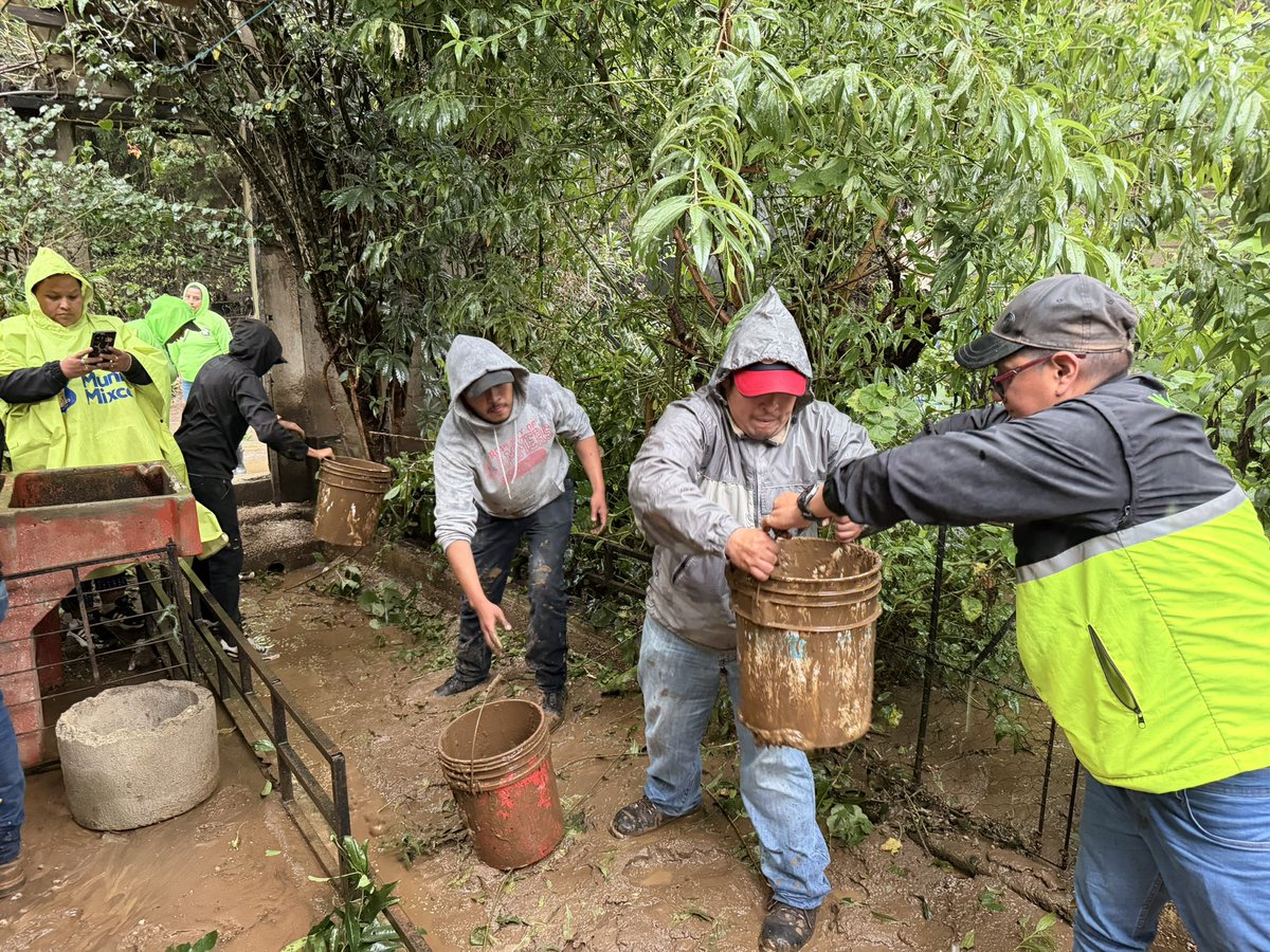 RegTerZ1NMixco's tweet photo. Debido al clima de lluvia que arrastró los materiales de los #trabajos de San Lucas, causaron problemas en algunas casas las cuales pidieron apoyo 🌧️⚠️

Gracias al #alcalde @netobran, personal municipal realizó limpieza y desasolve del lodo 🦺
#ConstruyendoElFuturo #500añosmixco https://t.co/qsfevl8Siw